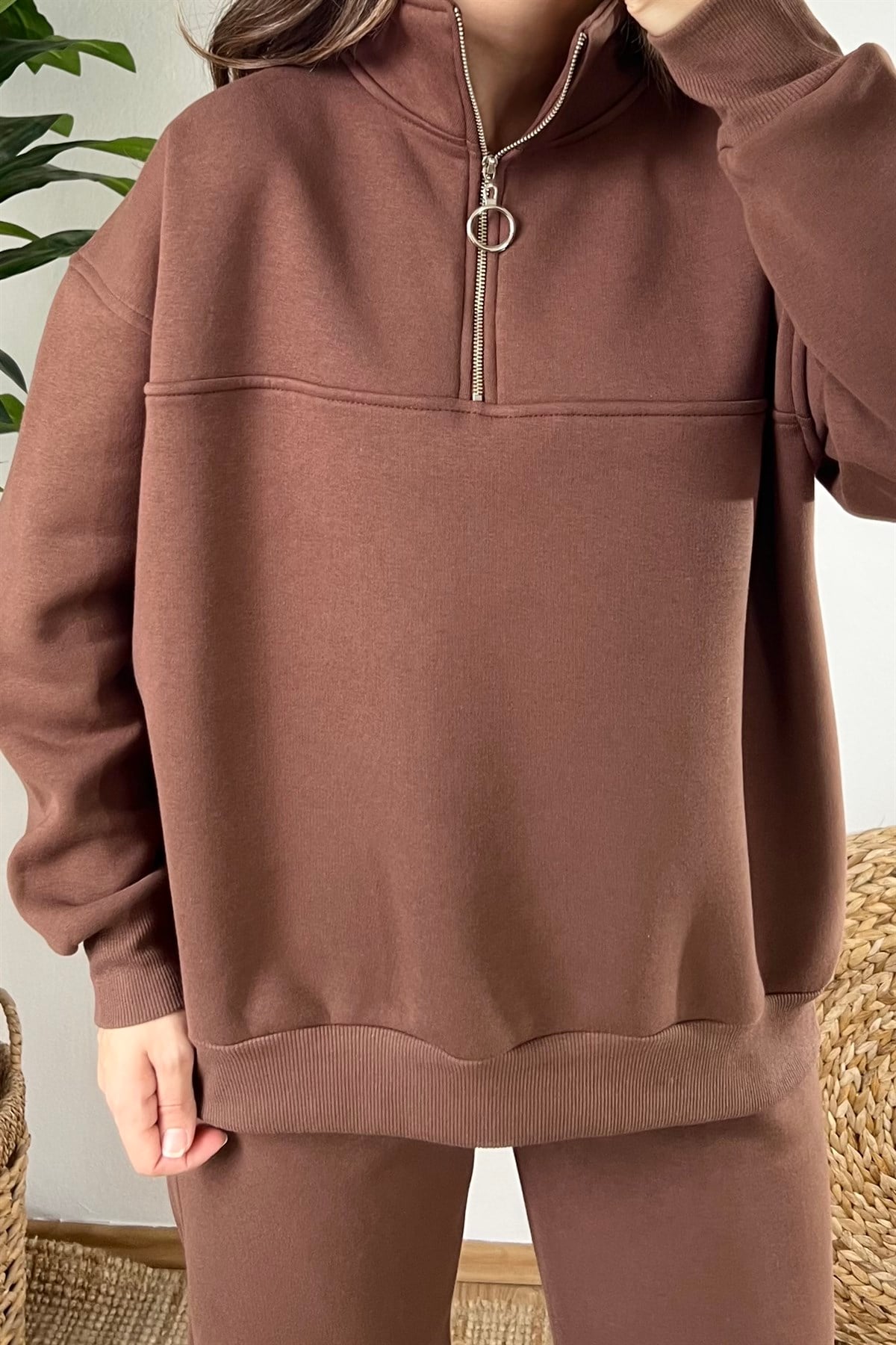 Kahverengi Yakası Fermuarlı Sweatshirt uygun fiyatlarda www.butikhola.com adresinde