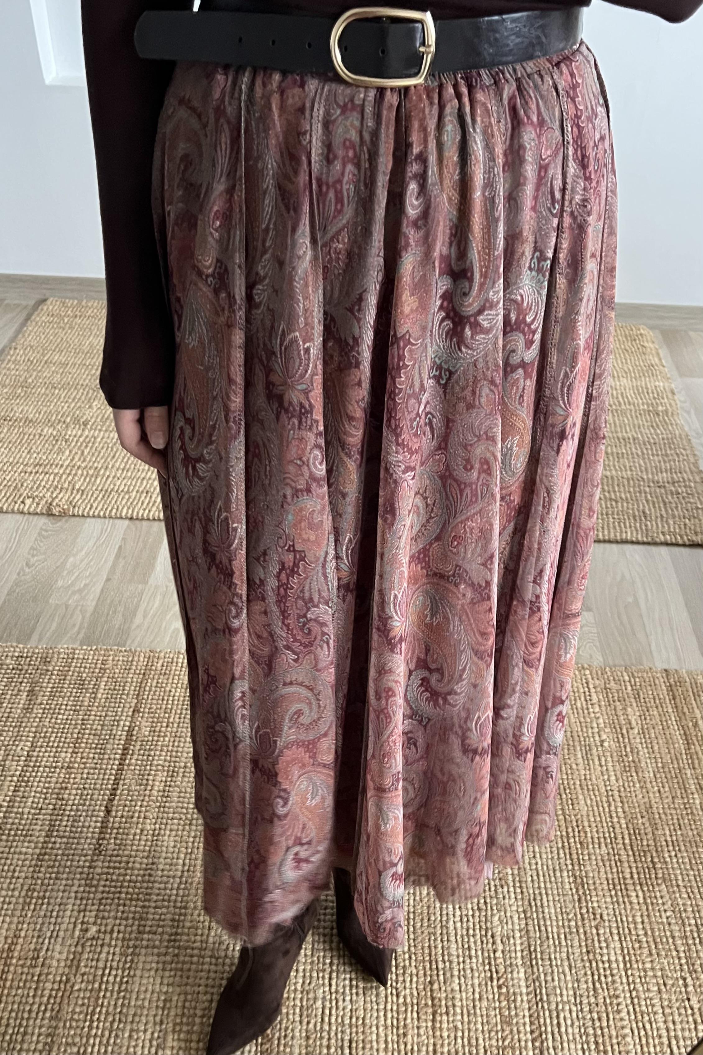 Kiremit Şal Desenli Asimetrik Şifon Etek uygun fiyatlarda www.butikhola.com adresinde