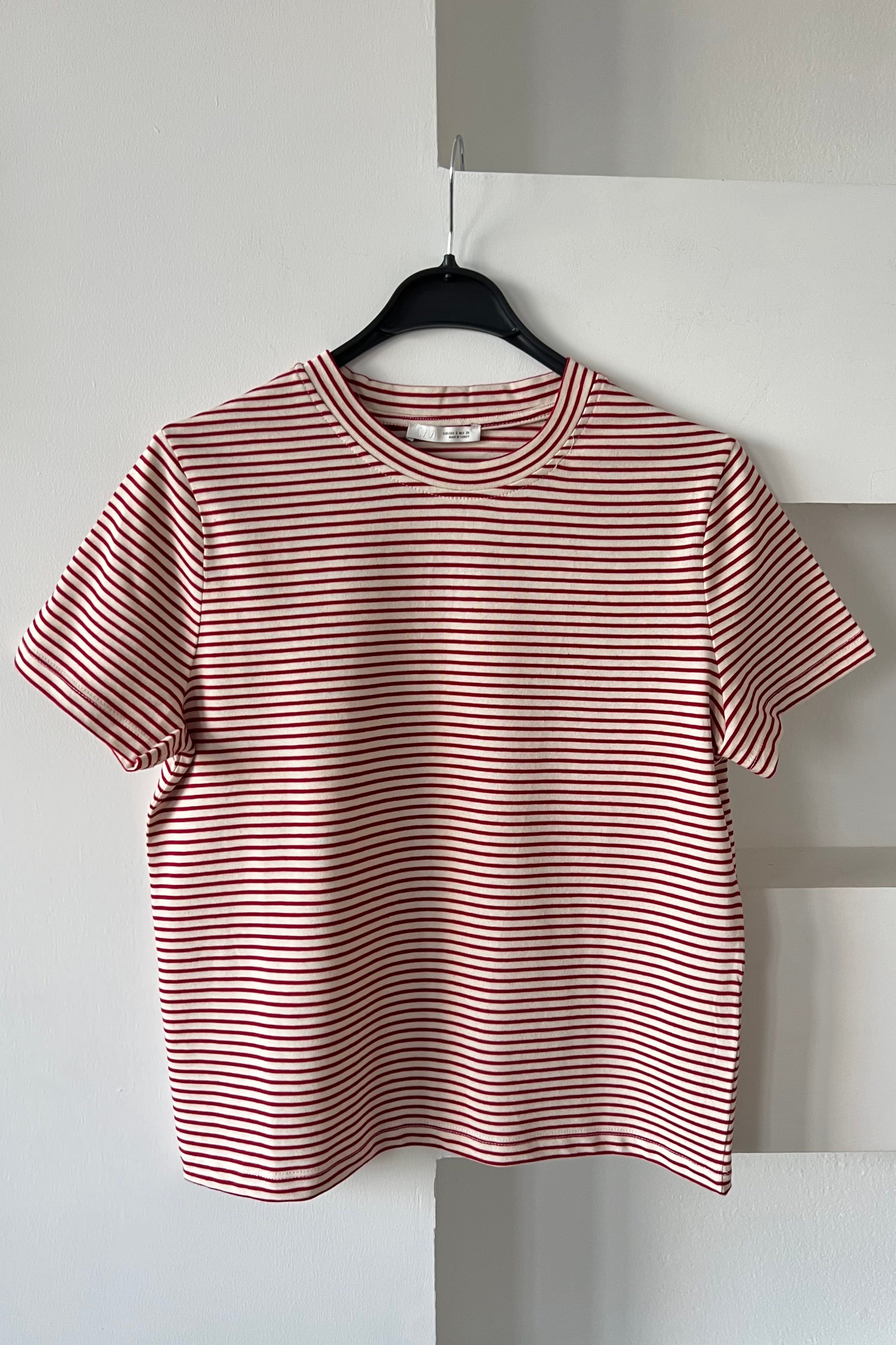 Kırmızı Beyaz Çizgili Basic Tshirt uygun fiyatlarda www.butikhola.com adresinde