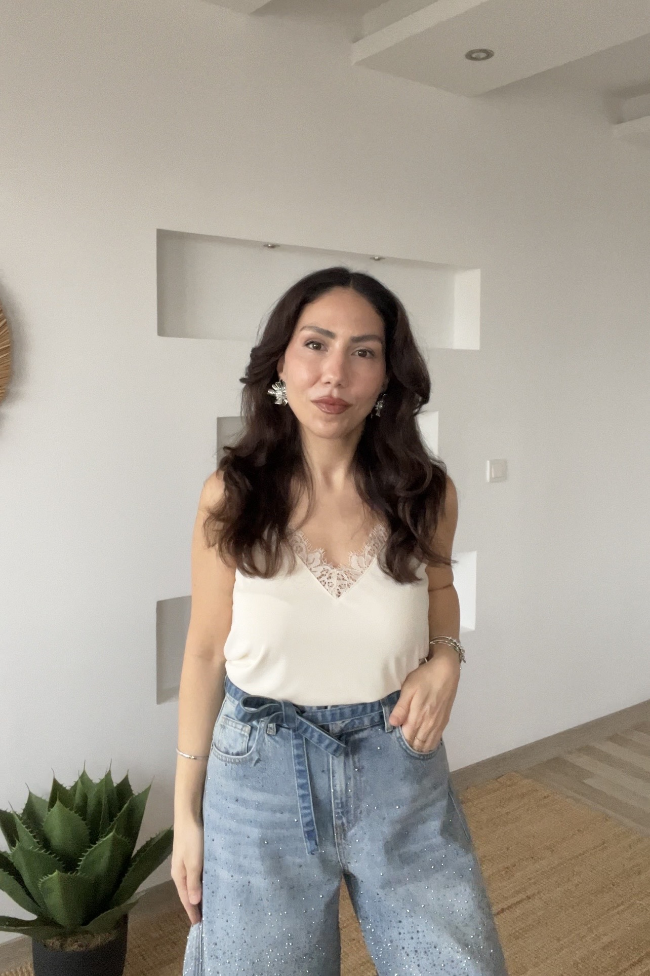 Krem Rengi Dantel Detaylı Askılı Bluz uygun fiyatlarda www.butikhola.com adresinde
