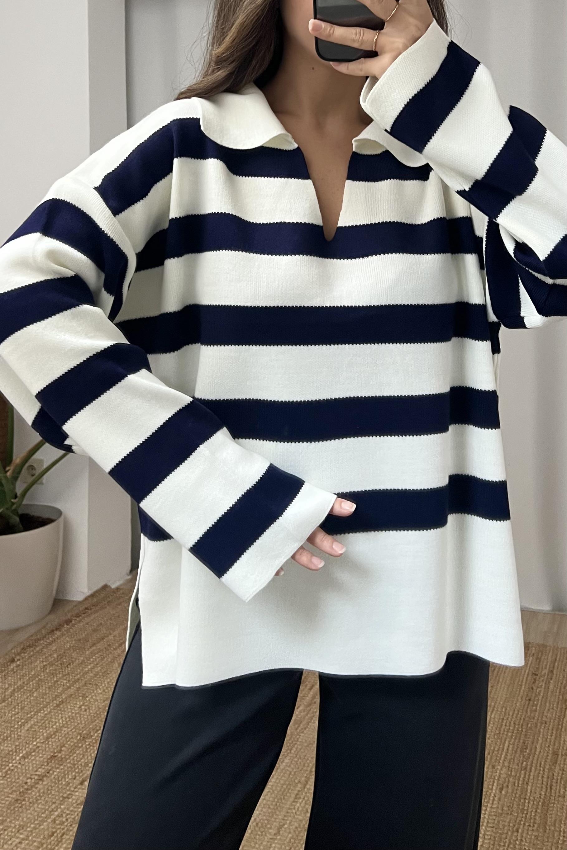Lacivert Şeritli Polo Yaka Yırtmaç Detaylı Kazak uygun fiyatlarda www.butikhola.com adresinde