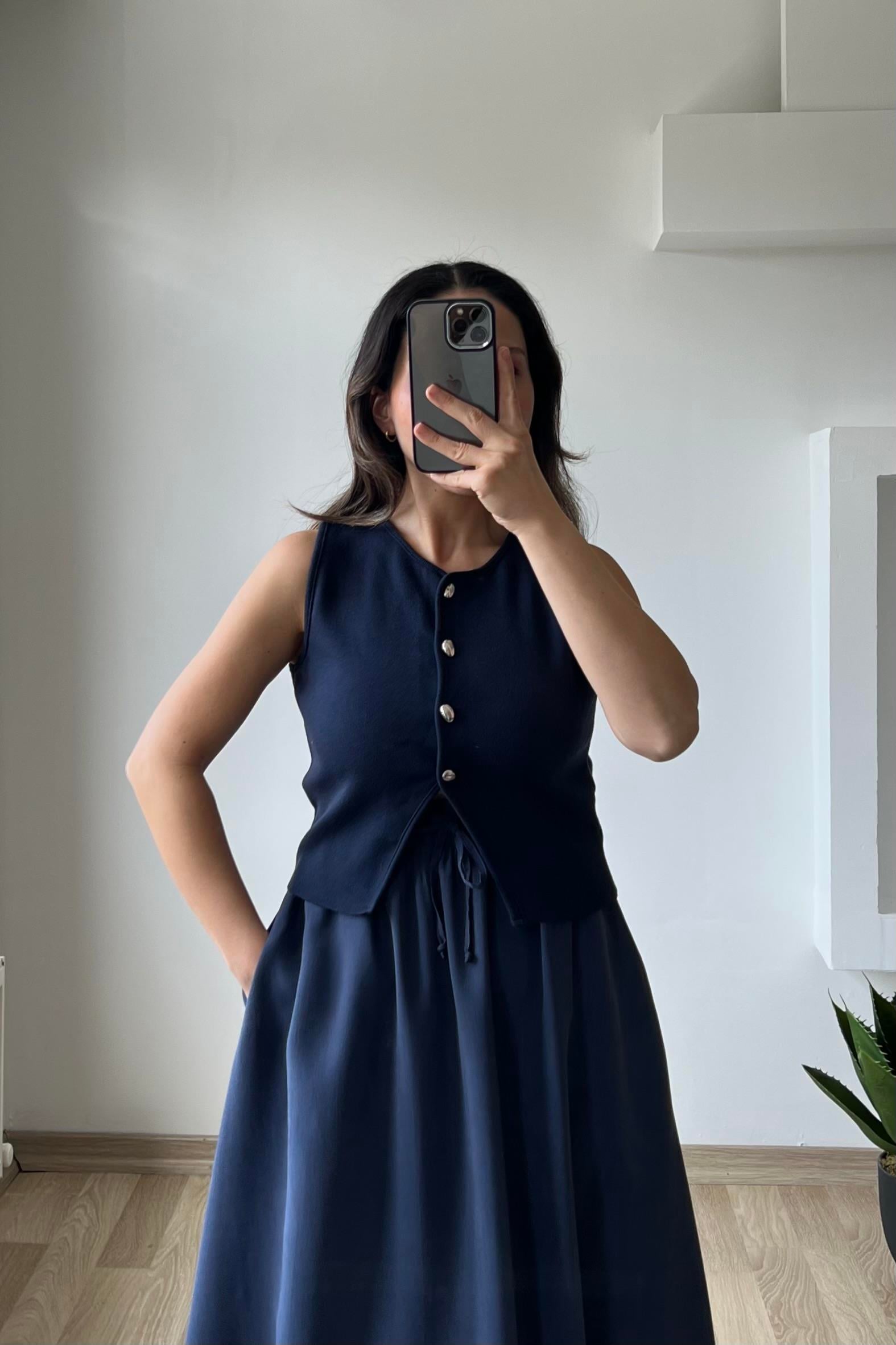 Lacivert Taş Düğmeli Yumuşak Dokulu Yelek uygun fiyatlarda www.butikhola.com adresinde