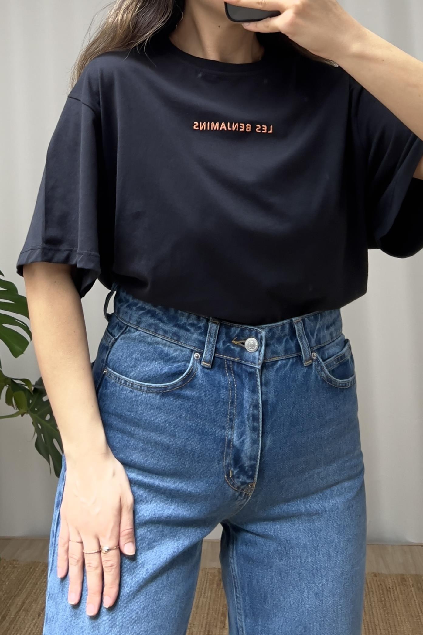 LB Siyah Nakışlı Düşük Omuz Tshirt uygun fiyatlarda www.butikhola.com adresinde
