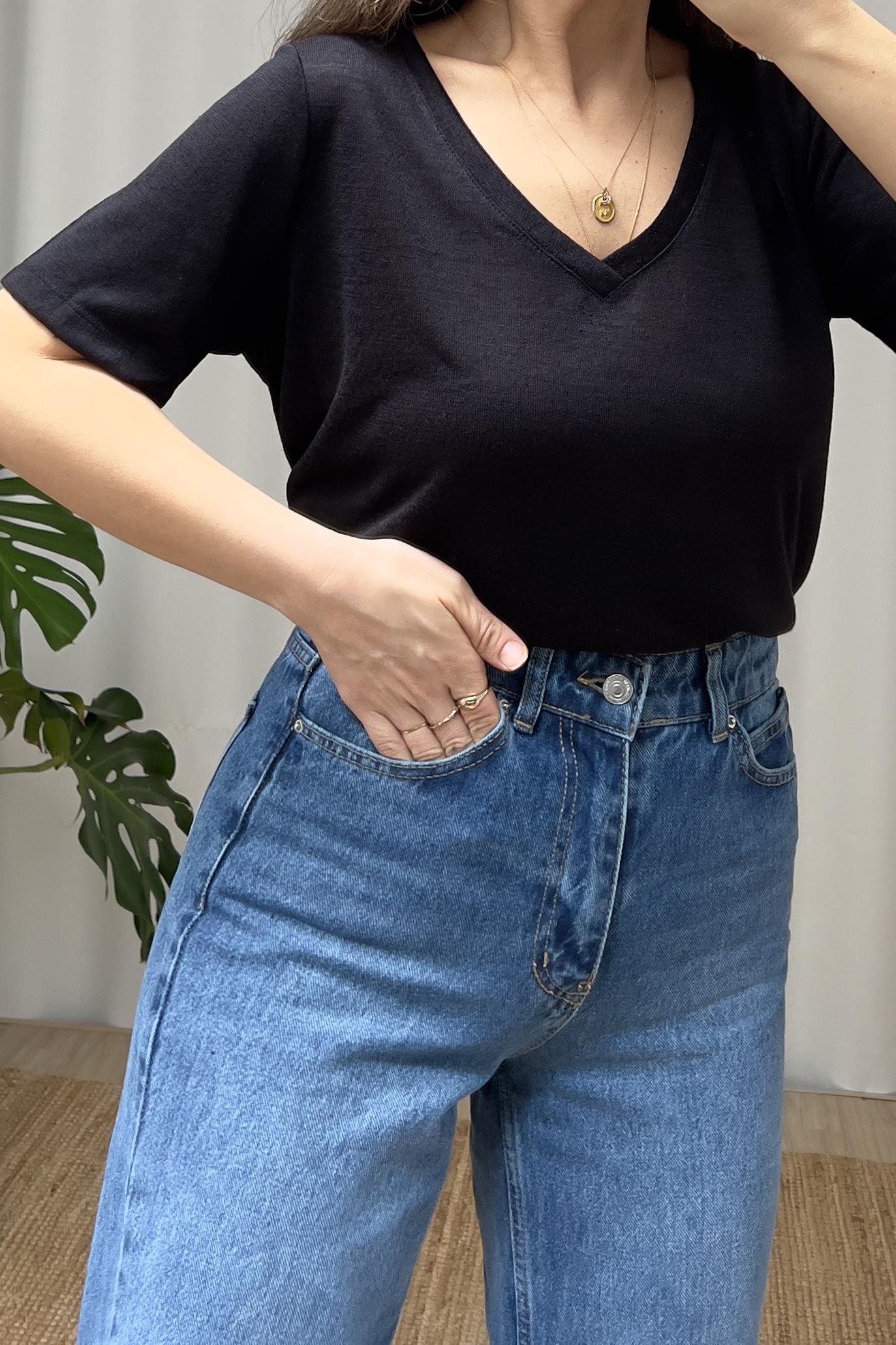 MD Siyah V Yaka Keten Tshirt uygun fiyatlarda www.butikhola.com adresinde