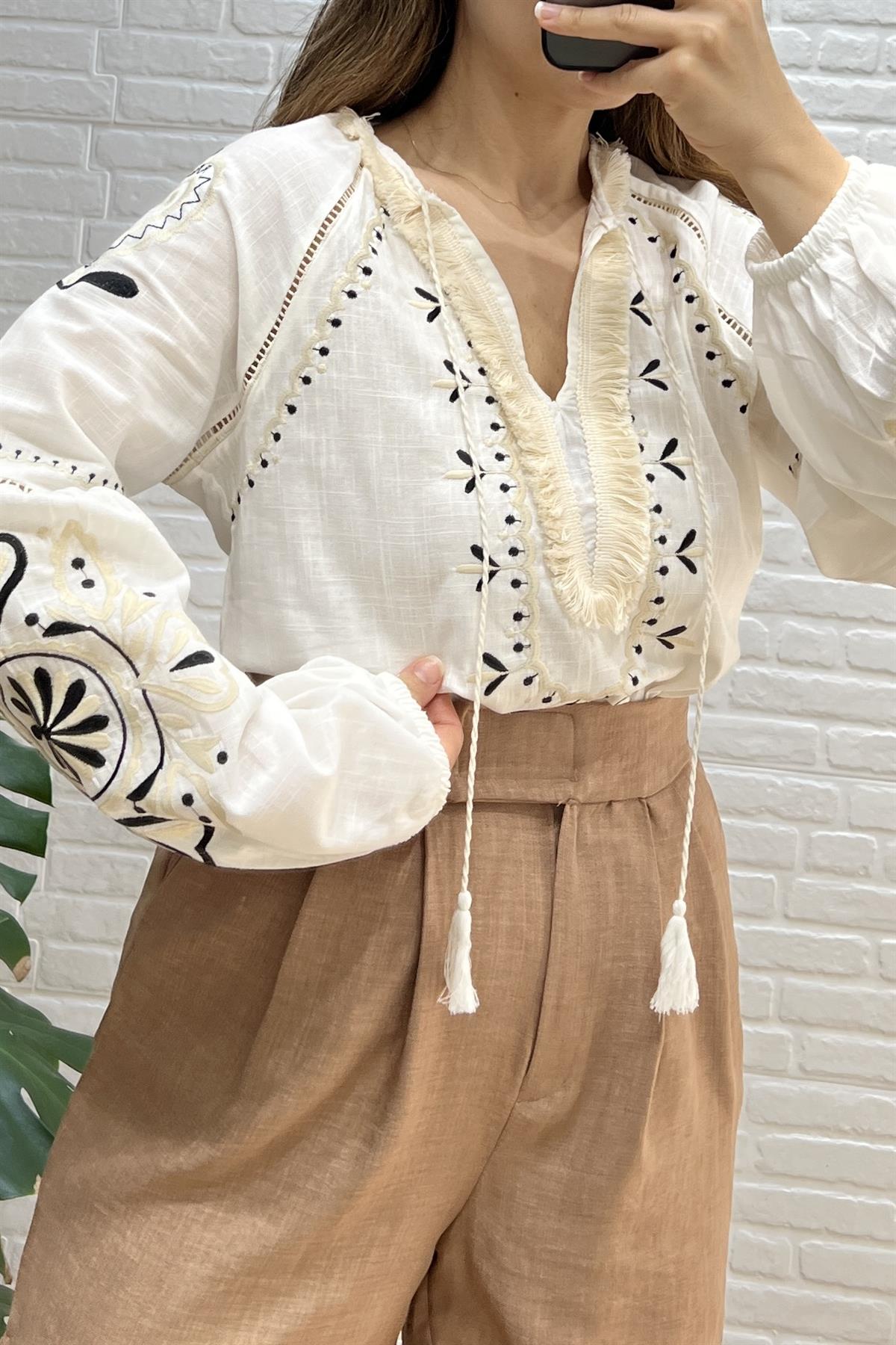 Özel Tasarım Nakışlı Püskül Detaylı Etnik Bluz  uygun fiyatlarda www.butikhola.com adresinde