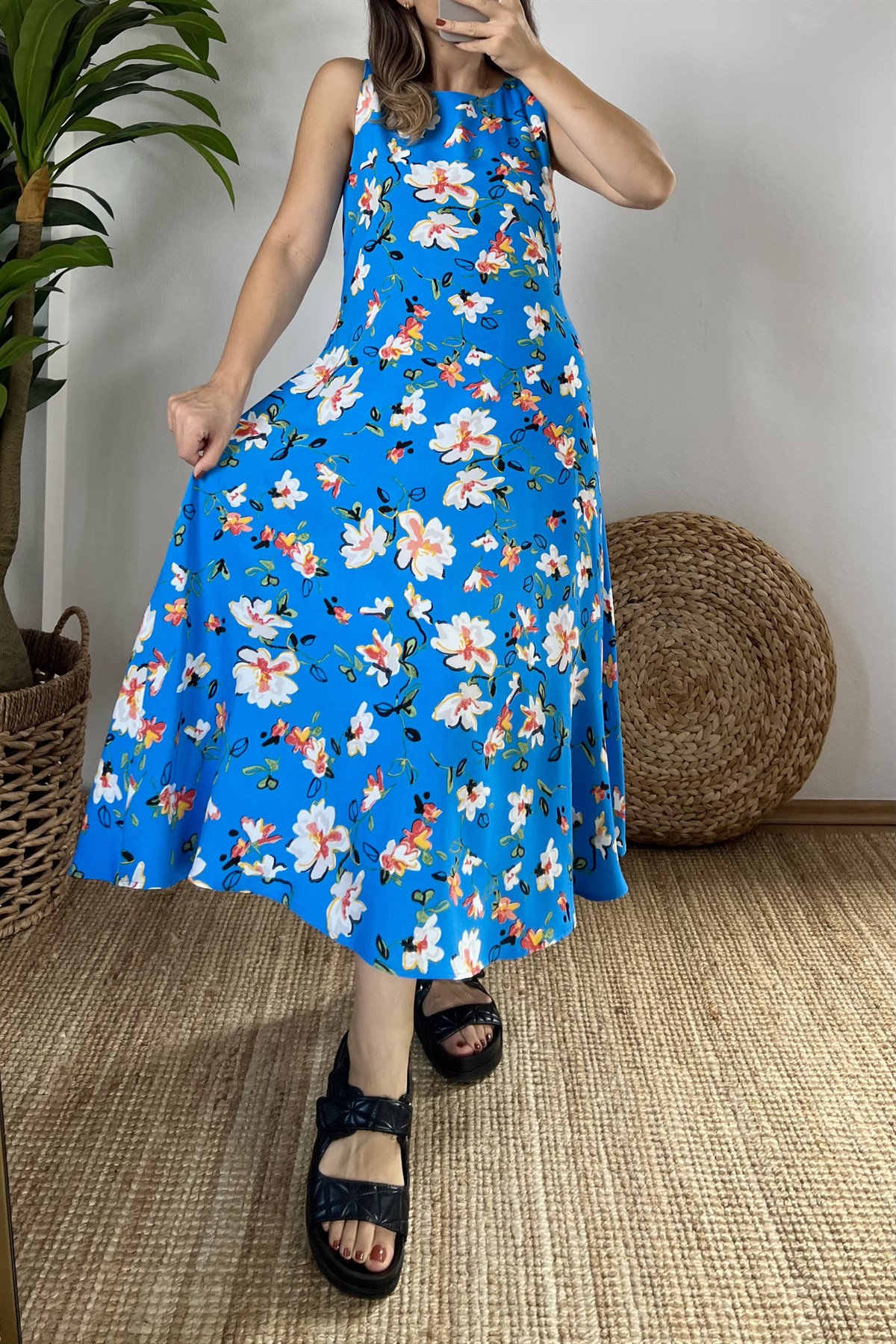 Saks Mavi Çiçek Desenli Elbise uygun fiyatlarda www.butikhola.com adresinde