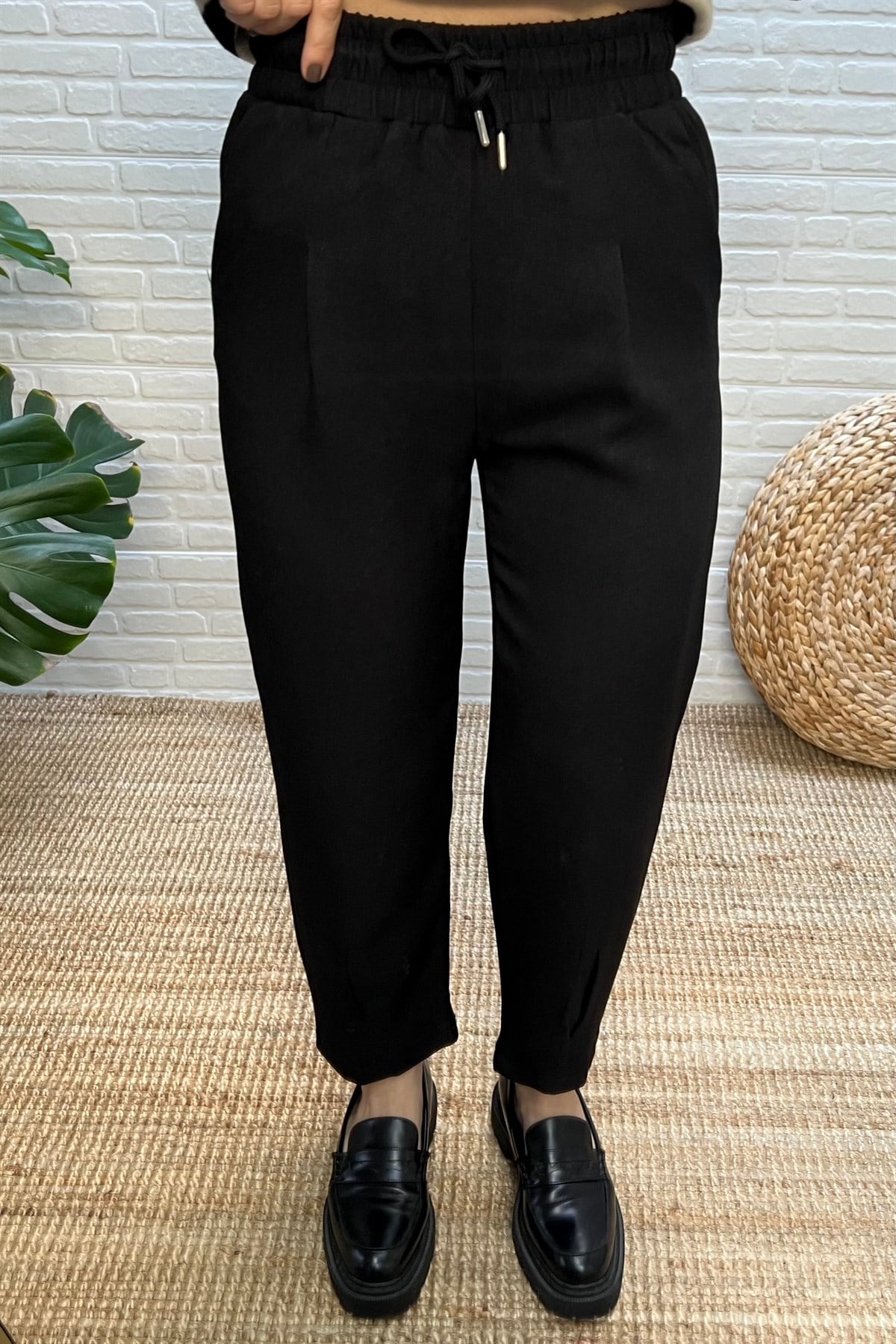 Siyah Beli Lastikli Paçası Pilili Dokulu Pantolon uygun fiyatlarda www.butikhola.com adresinde