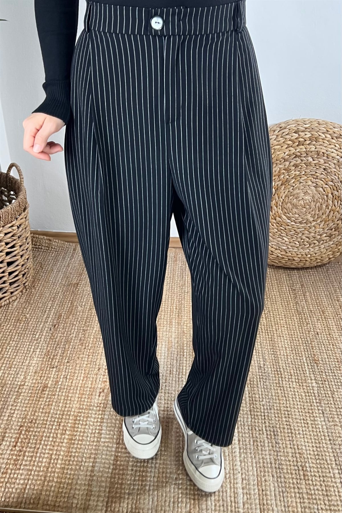 Siyah- Beyaz Çizgili Beli Lastikli Bol Kesim Pantolon uygun fiyatlarda www.butikhola.com adresinde
