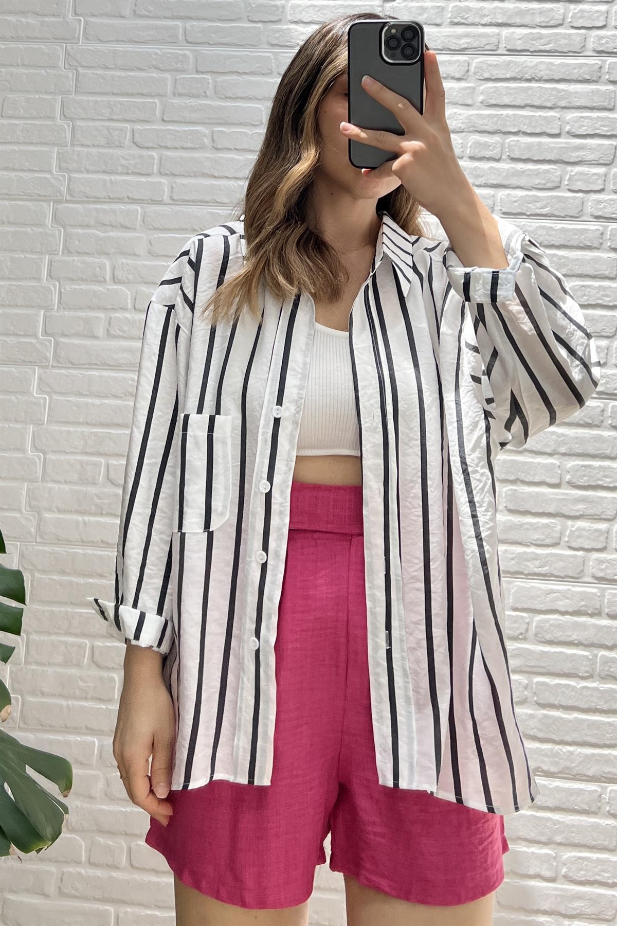 Siyah Beyaz Çizgili Dökümlü Gömlek uygun fiyatlarda www.butikhola.com adresinde