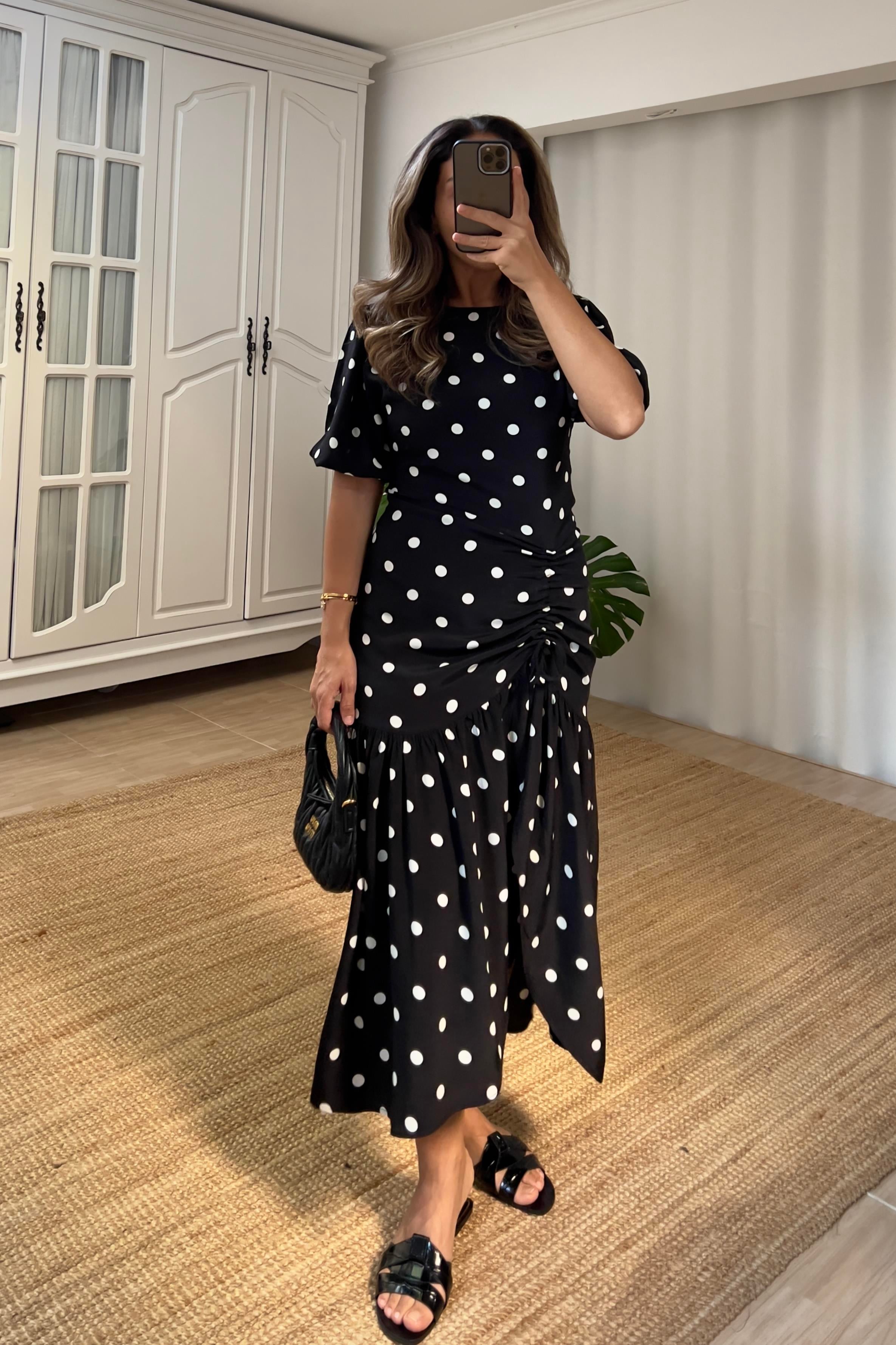 Siyah Beyaz Puantiyeli Yırtmaç Detaylı Elbise uygun fiyatlarda www.butikhola.com adresinde