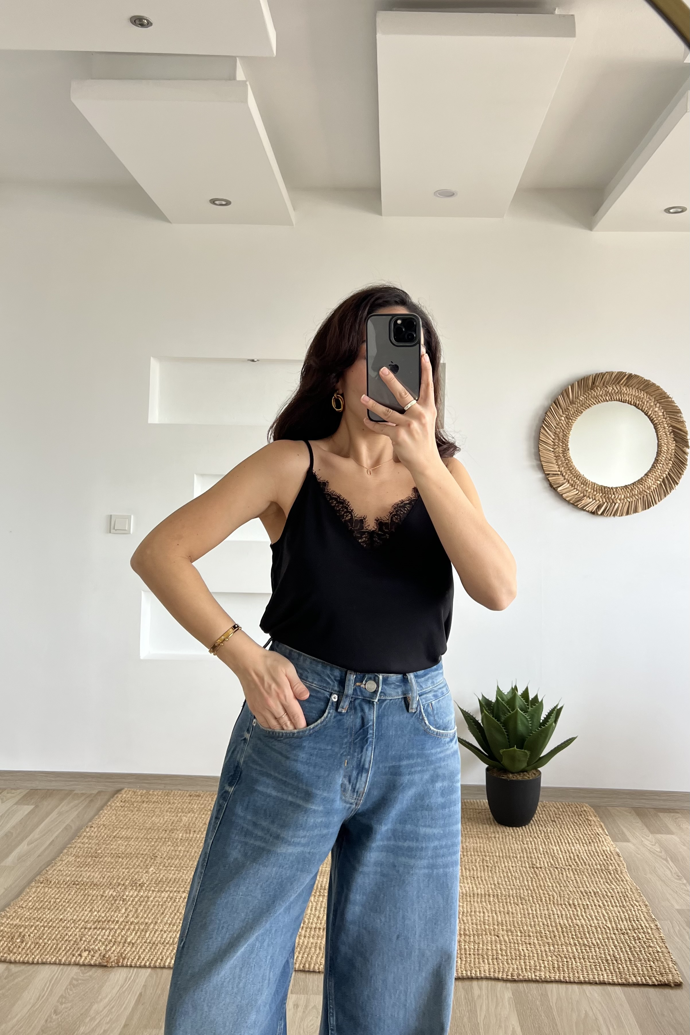 Siyah Dantel Detaylı Askılı Bluz uygun fiyatlarda www.butikhola.com adresinde