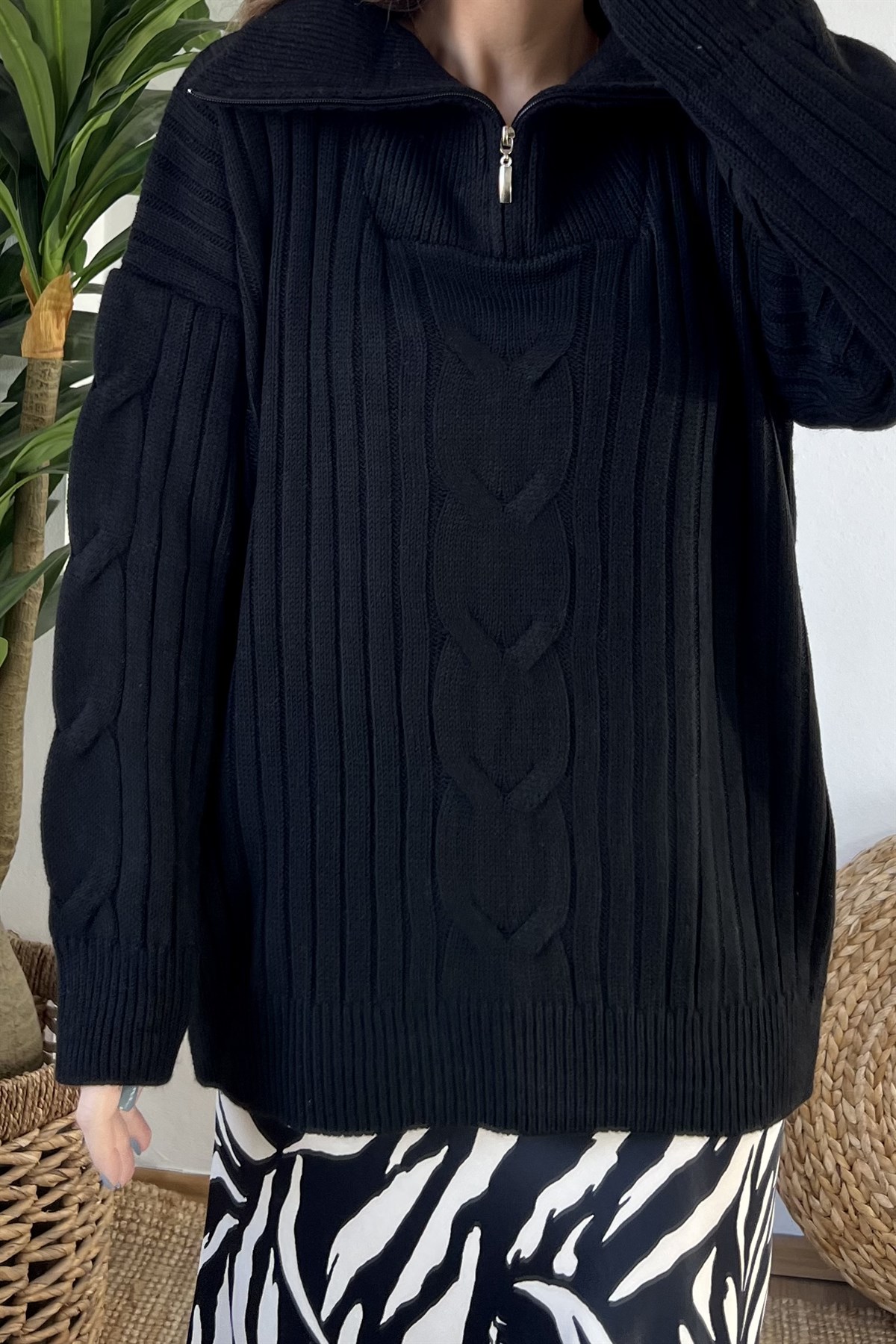 Siyah Dik Yaka Fermuarlı Kazak uygun fiyatlarda www.butikhola.com adresinde