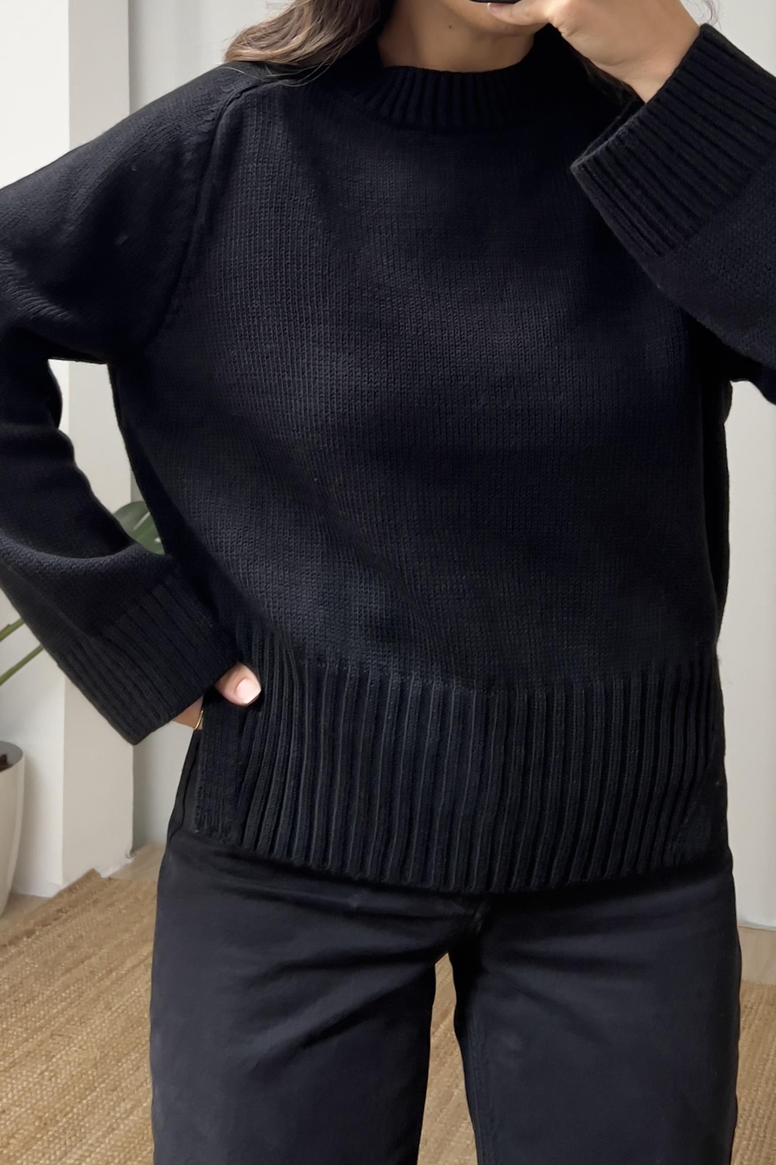 Siyah Dik Yaka Yırtmaç Detaylı Kazak uygun fiyatlarda www.butikhola.com adresinde