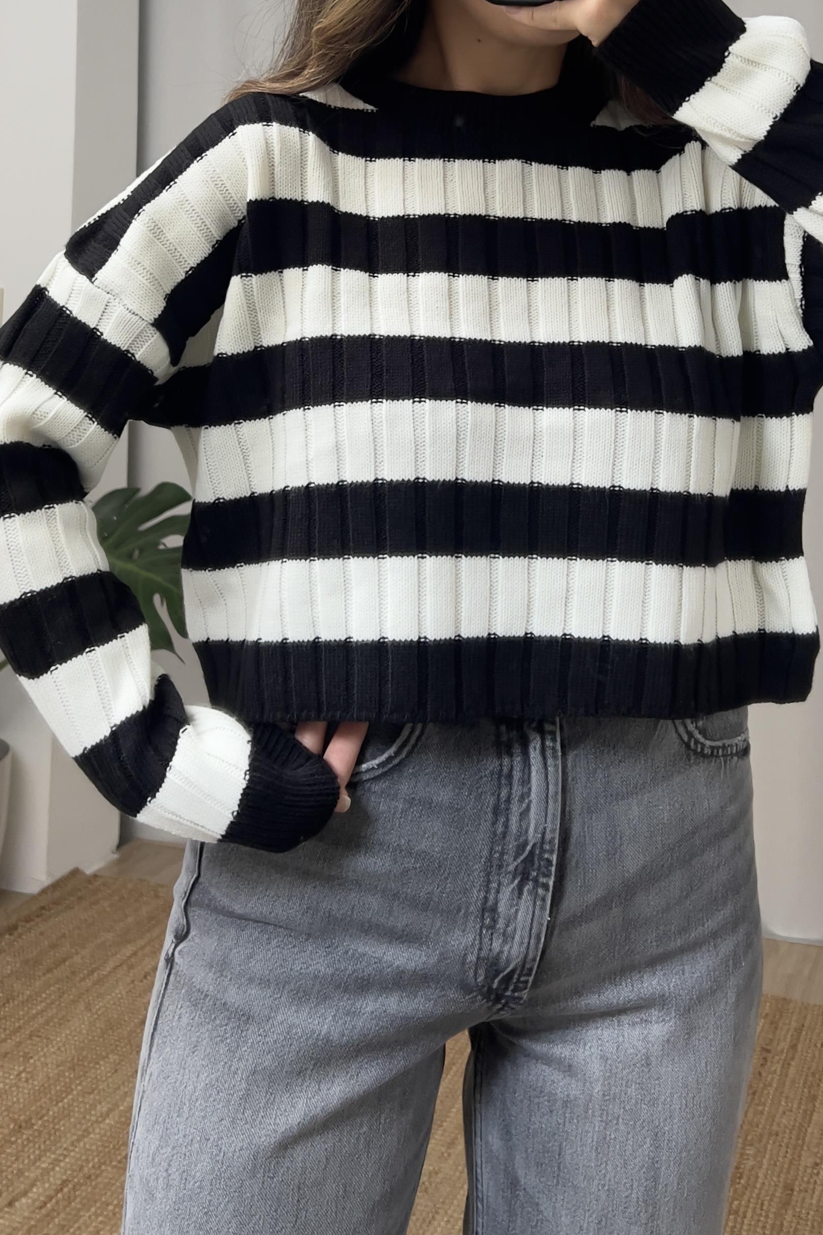 Siyah Ekru Çizgili Crop Kazak uygun fiyatlarda www.butikhola.com adresinde