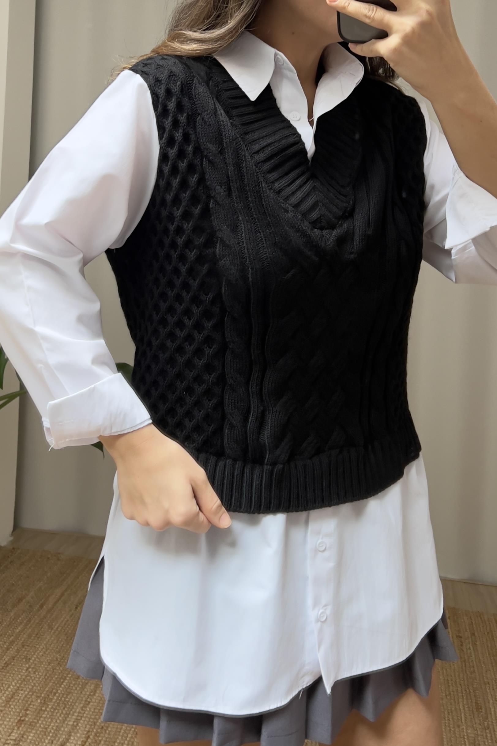 Siyah Gömlek Detaylı Süveter  uygun fiyatlarda www.butikhola.com adresinde