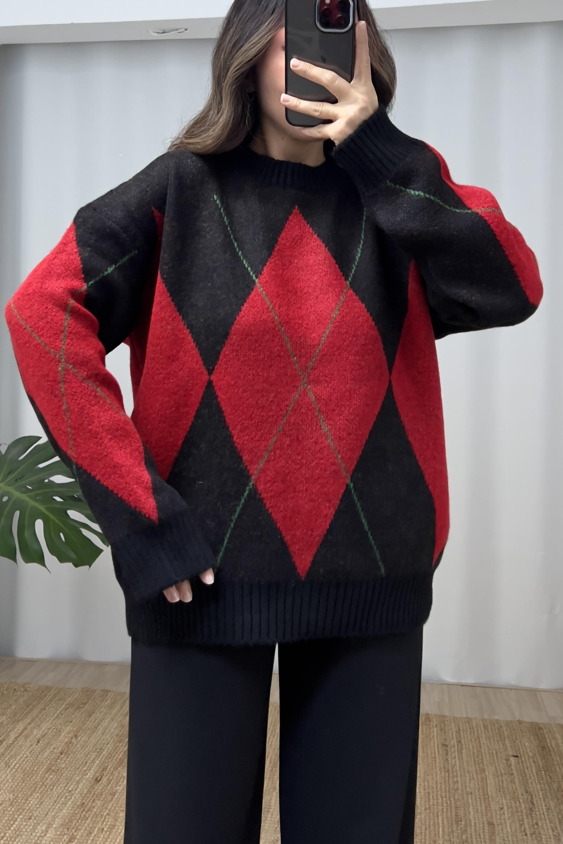Siyah Kırmızı Baklava Desenli Kazak uygun fiyatlarda www.butikhola.com adresinde