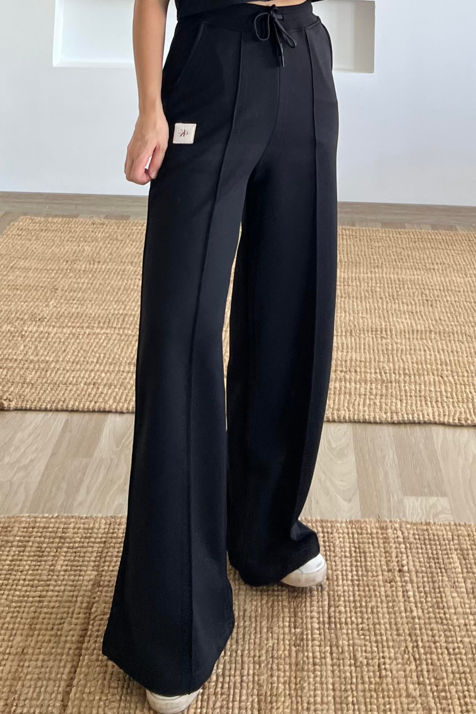 Siyah Logo Detaylı Bol Paça Eşofman Altı uygun fiyatlarda www.butikhola.com adresinde