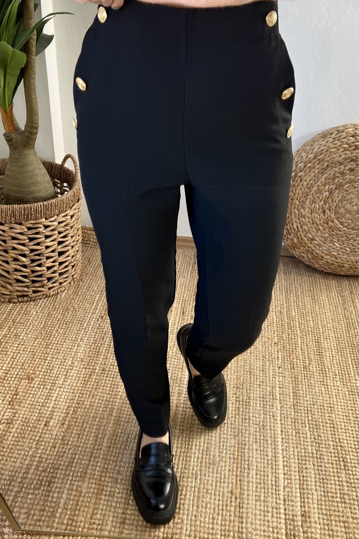 Siyah Metal Düğmeli Düz Kesim Pantolon uygun fiyatlarda www.butikhola.com adresinde