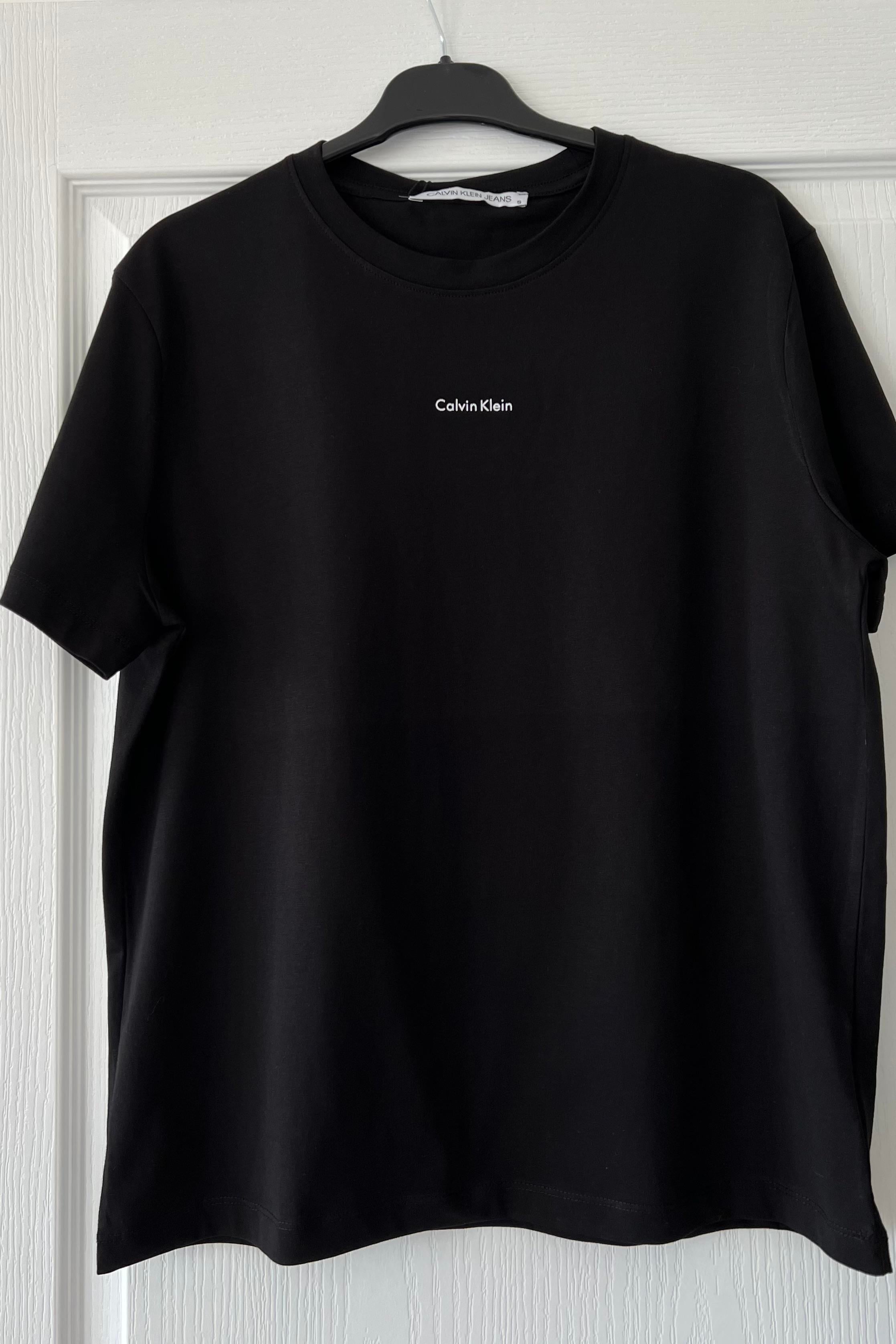 Siyah Mini Yazı Logolu Tshirt uygun fiyatlarda www.butikhola.com adresinde