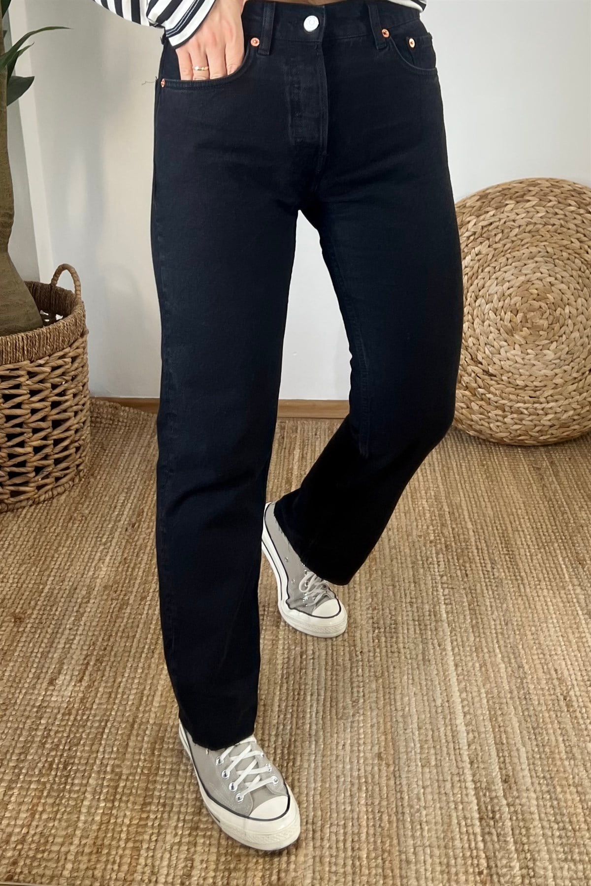 Siyah Orta Bel Straight Fit Jean uygun fiyatlarda www.butikhola.com adresinde