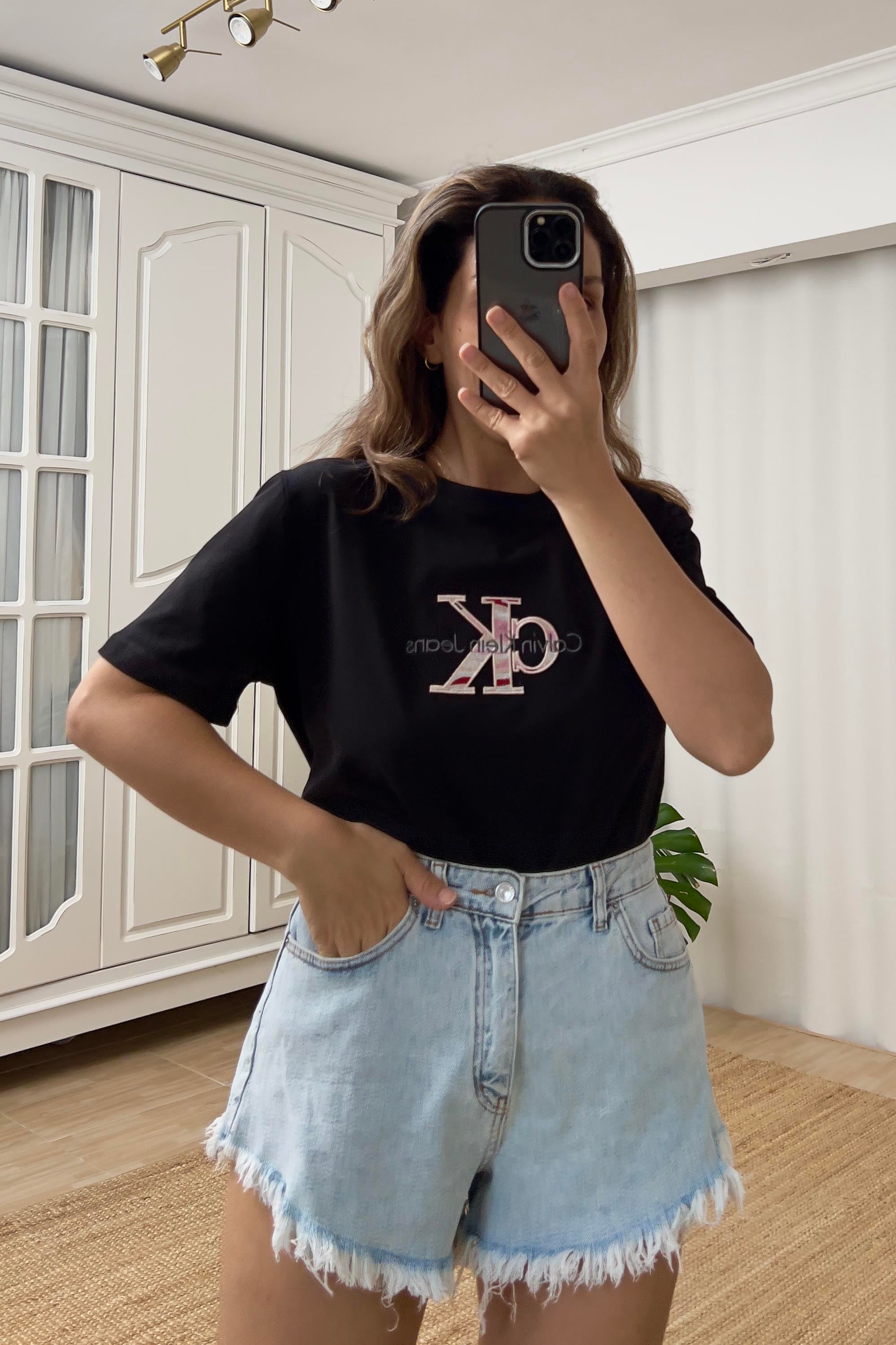 Siyah Pembe Desen Nakışlı Logolu Tshirt uygun fiyatlarda www.butikhola.com adresinde
