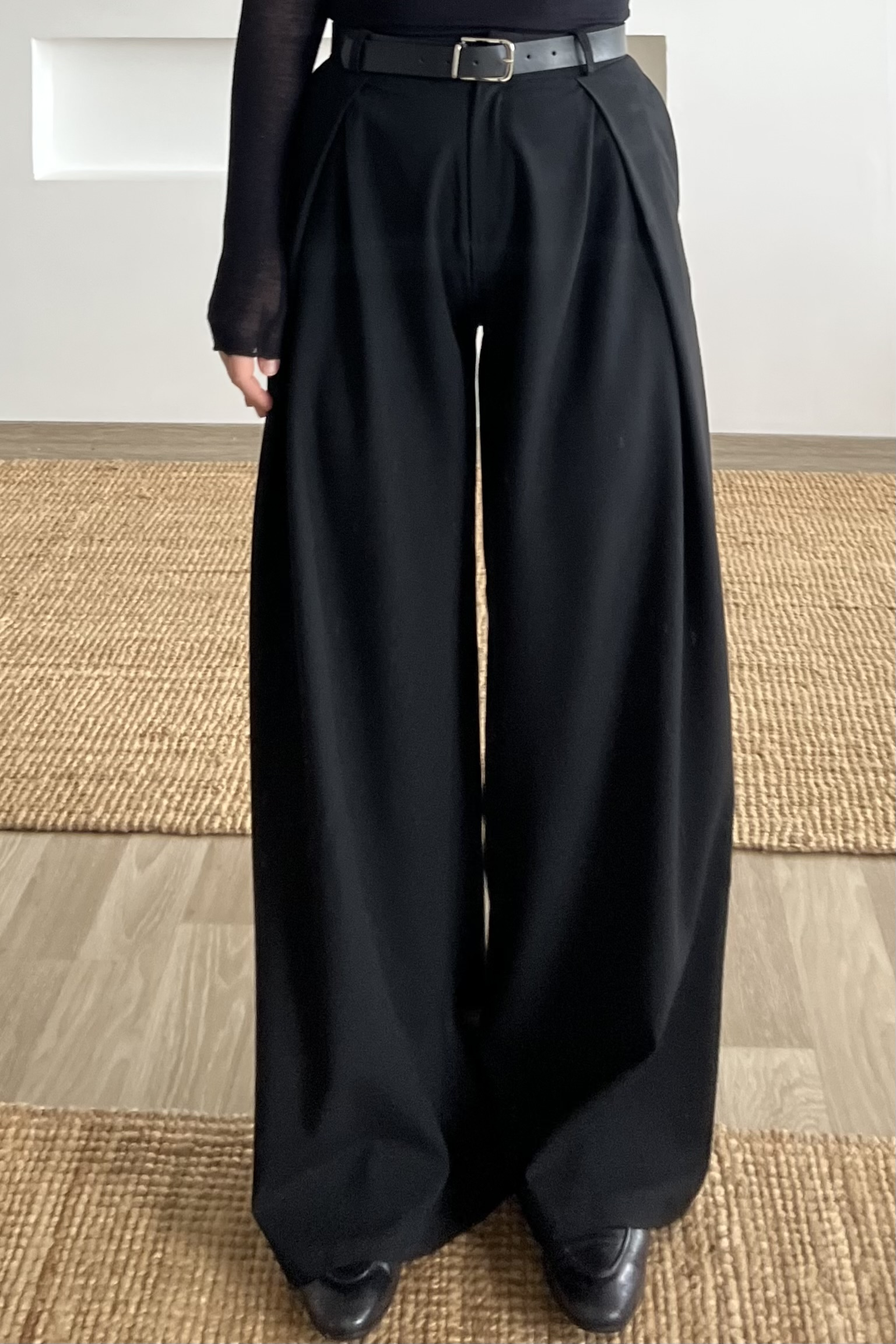 Siyah Pileli Kemerli Dökümlü Pantolon uygun fiyatlarda www.butikhola.com adresinde
