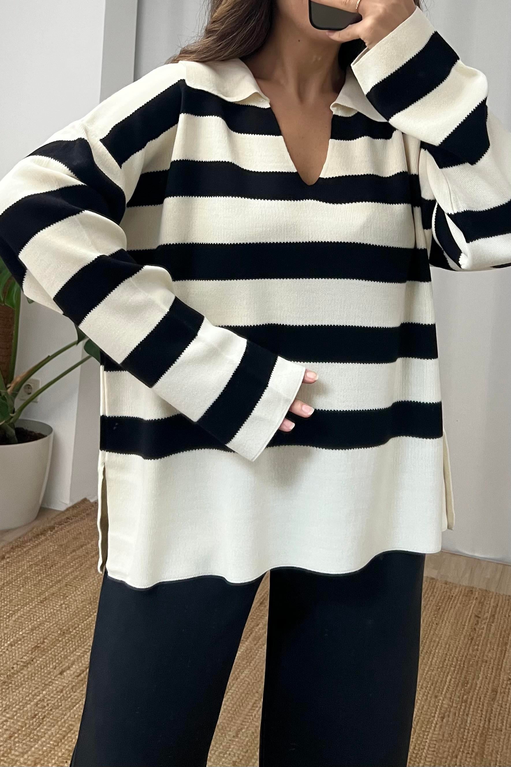 Siyah Şeritli Polo Yaka Yırtmaç Detaylı Kazak uygun fiyatlarda www.butikhola.com adresinde