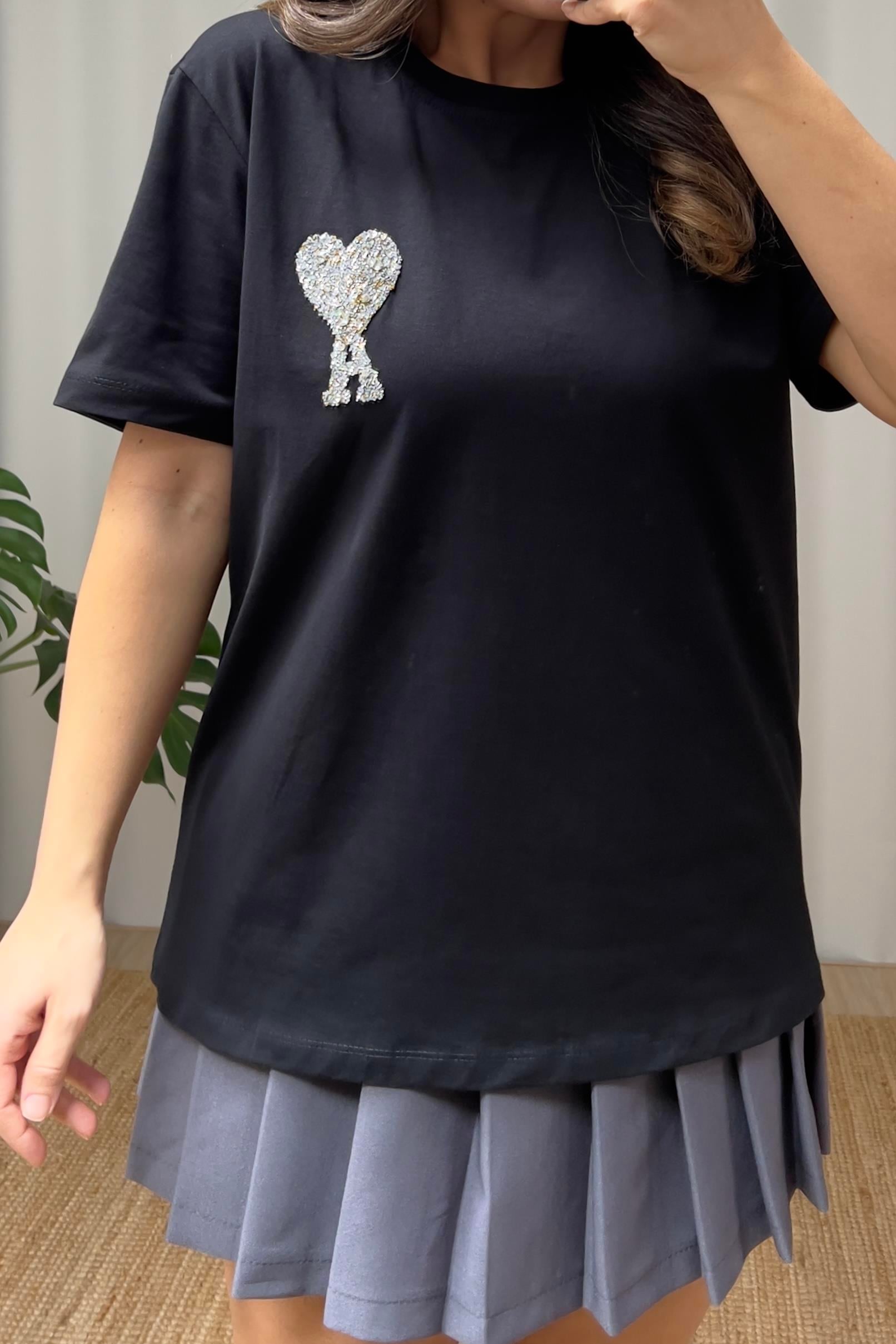 Siyah Taşlı Harf Detaylı Tshirt uygun fiyatlarda www.butikhola.com adresinde