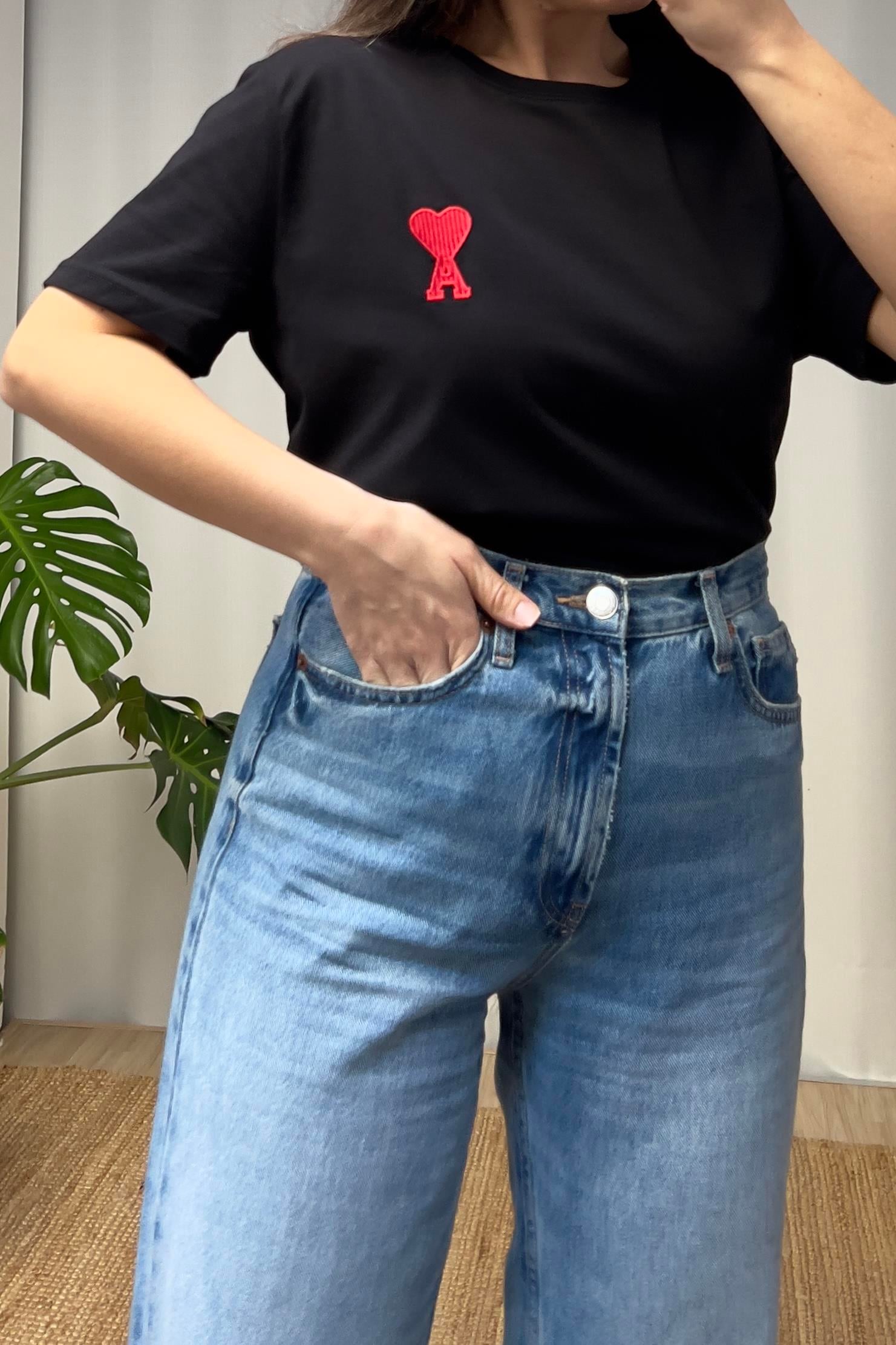 Siyah Tok Dokulu Harf Nakışlı Tshirt uygun fiyatlarda www.butikhola.com adresinde