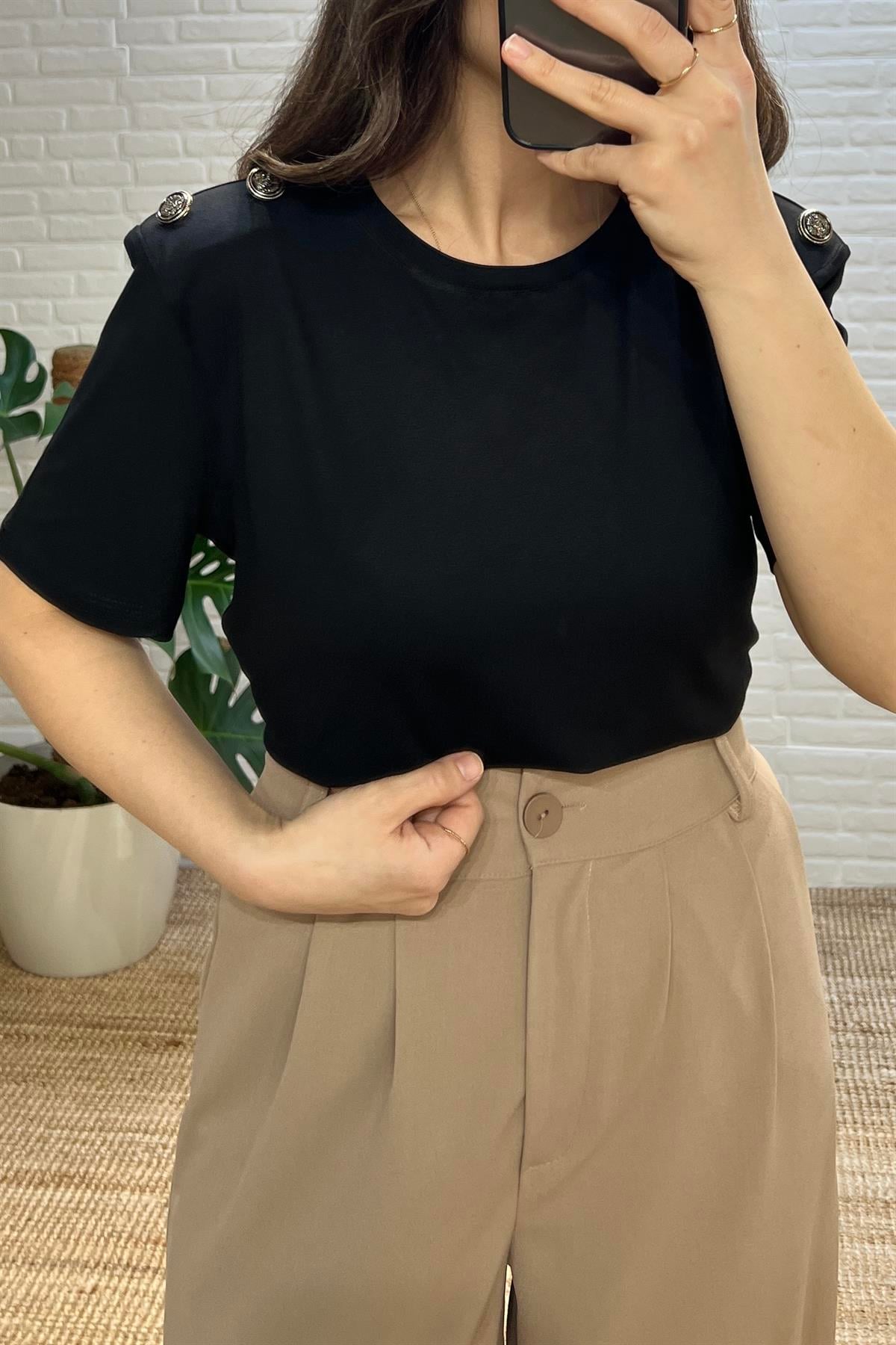 Siyah Vatkalı Düğme Detaylı Tshirt uygun fiyatlarda www.butikhola.com adresinde