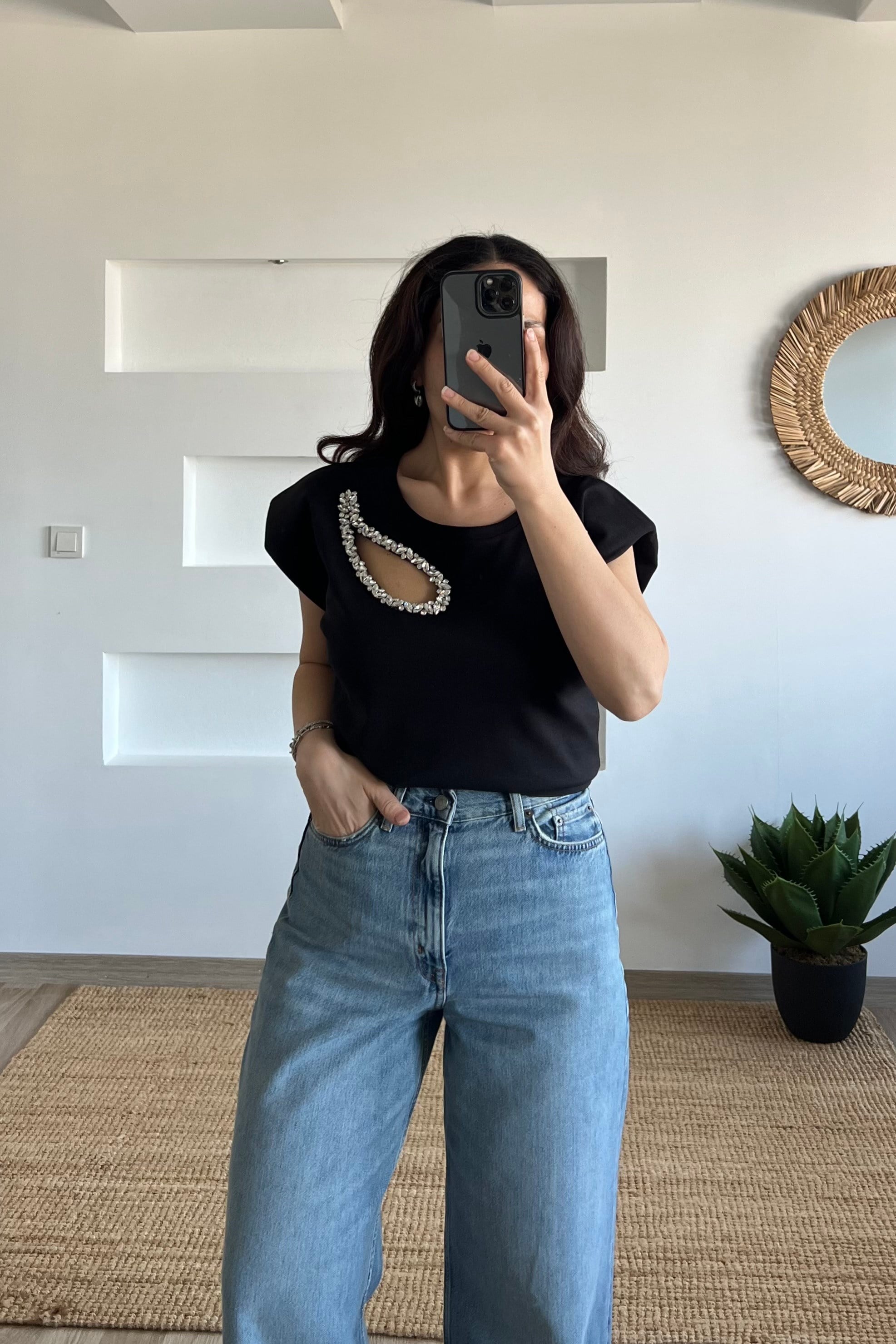 Siyah Vatkalı Taş Dekolteli Tshirt uygun fiyatlarda www.butikhola.com adresinde