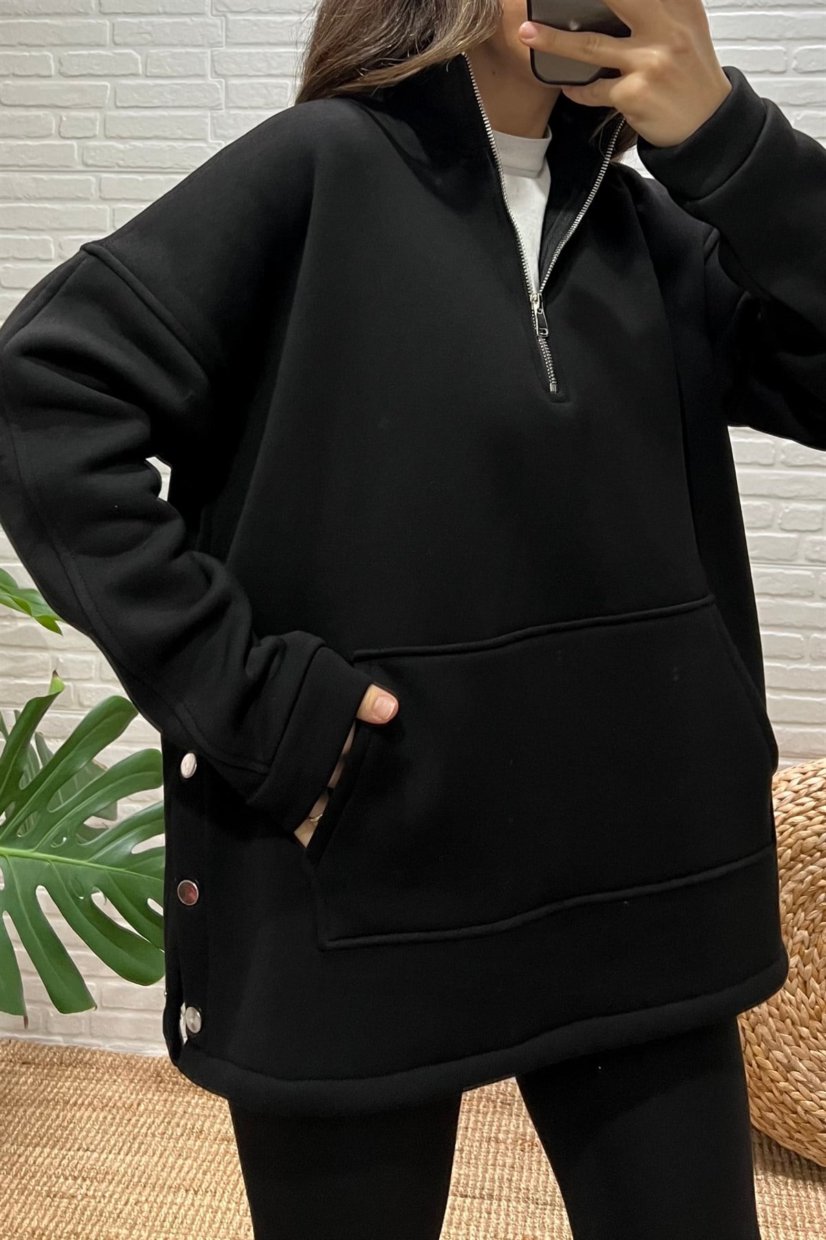 Siyah Yanları Çıtçıtlı Yakası Fermuarlı Sweatshirt uygun fiyatlarda www.butikhola.com adresinde