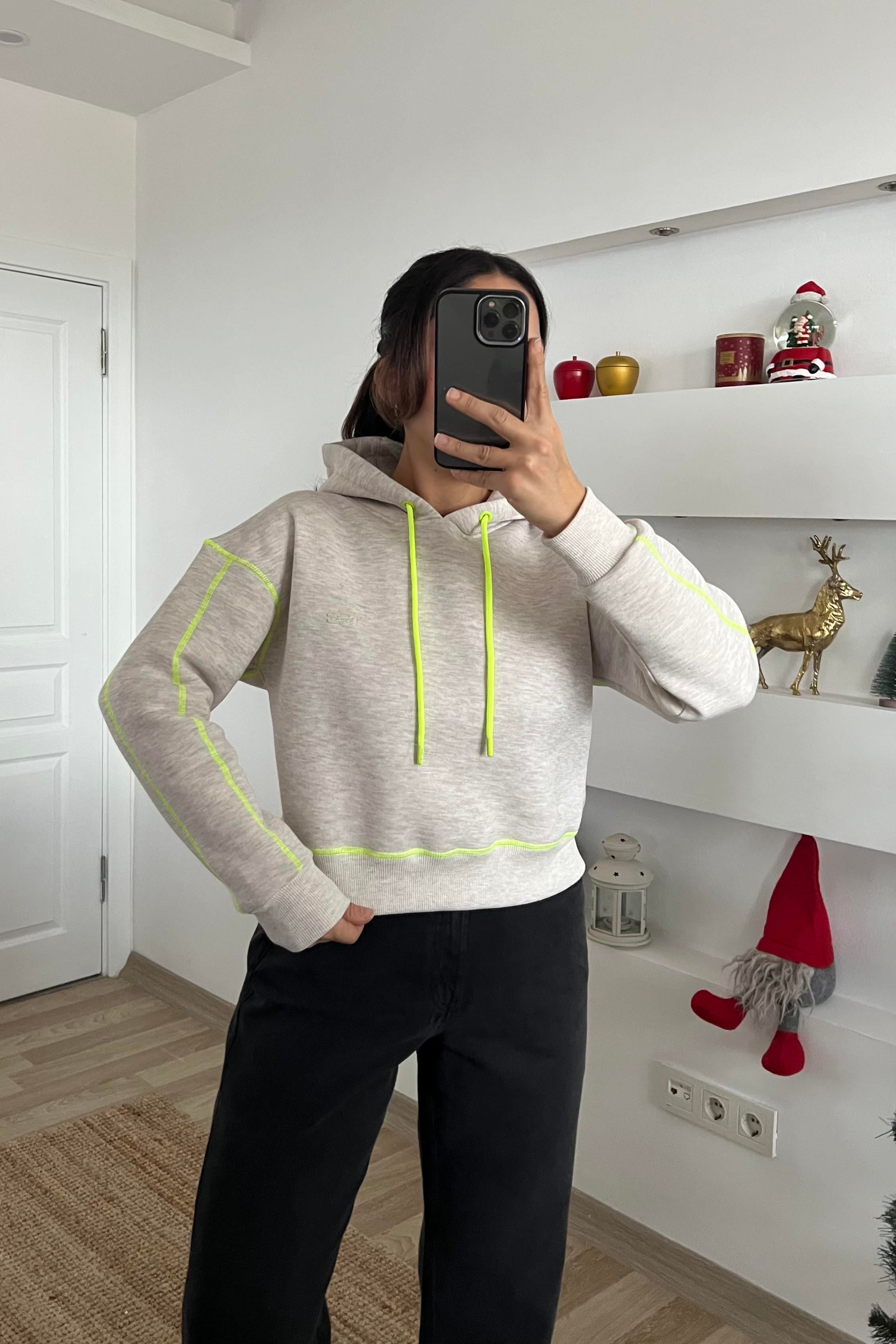 Taş Neon Dikiş Detaylı Kapüşonlu Sweatshirt uygun fiyatlarda www.butikhola.com adresinde