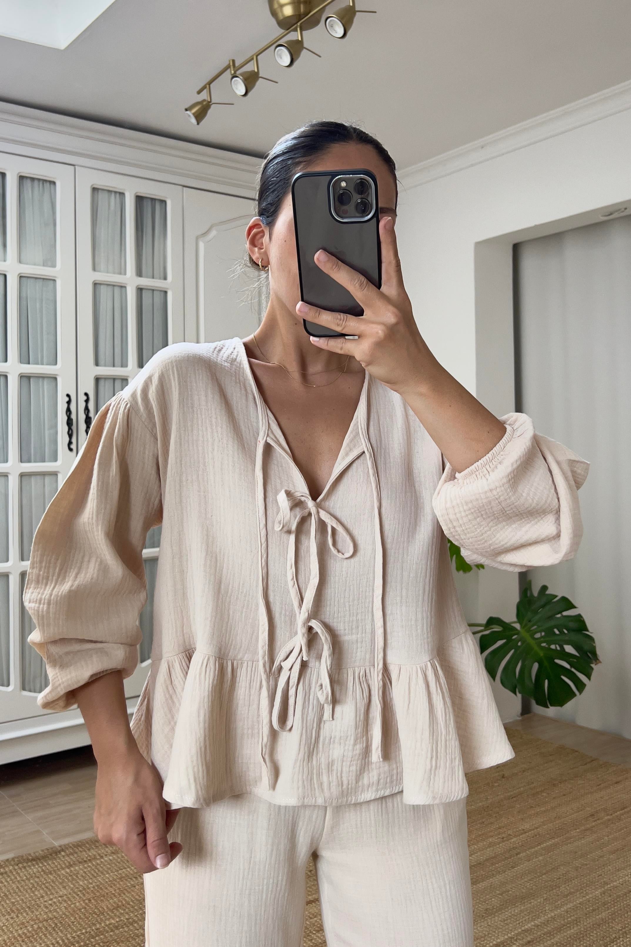 Taş Rengi Bağlama Detaylı Müslin Bluz uygun fiyatlarda www.butikhola.com adresinde