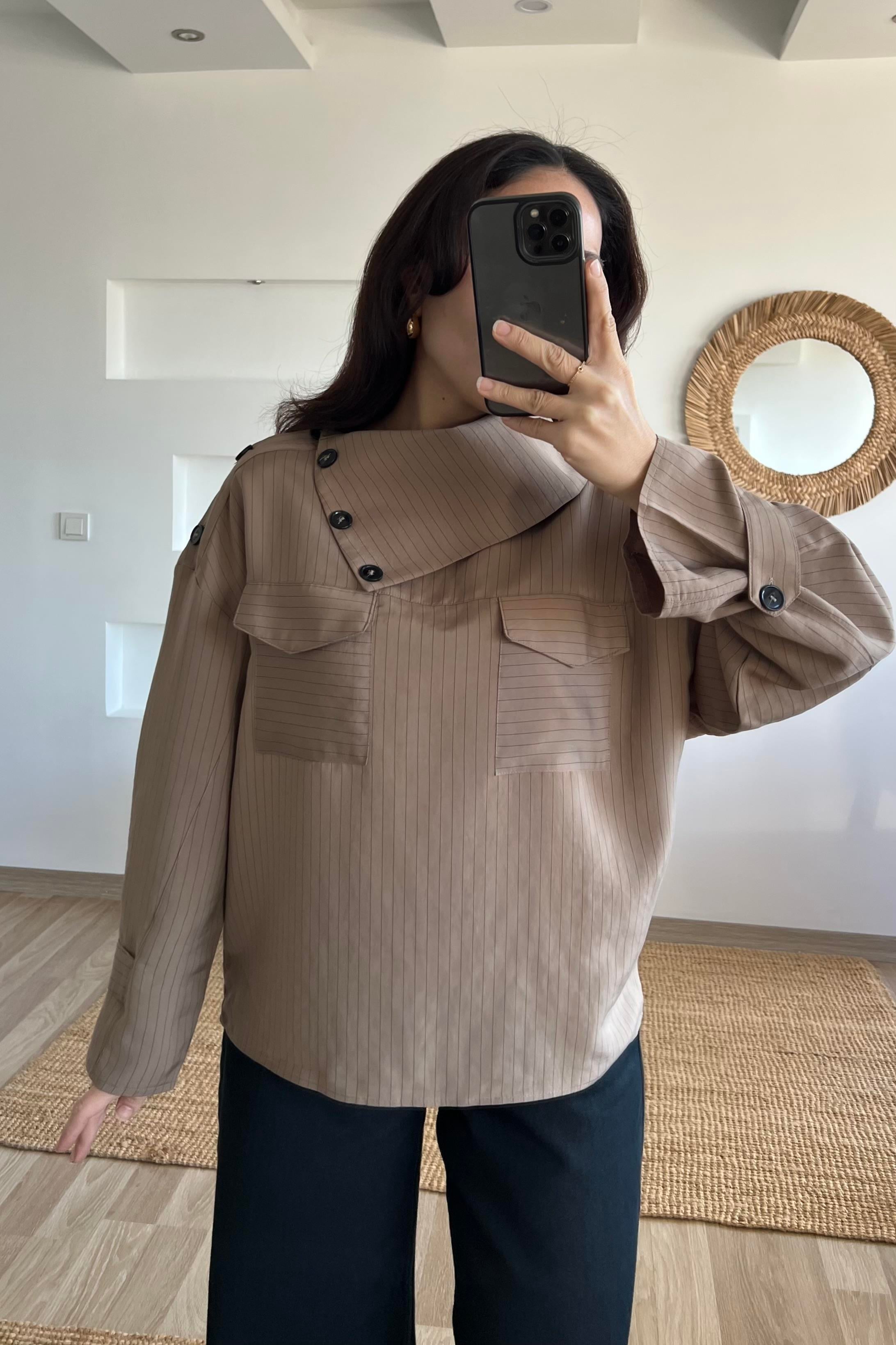 Taş Rengi Dik Yaka Düğme Detaylı Tasarım Bluz uygun fiyatlarda www.butikhola.com adresinde