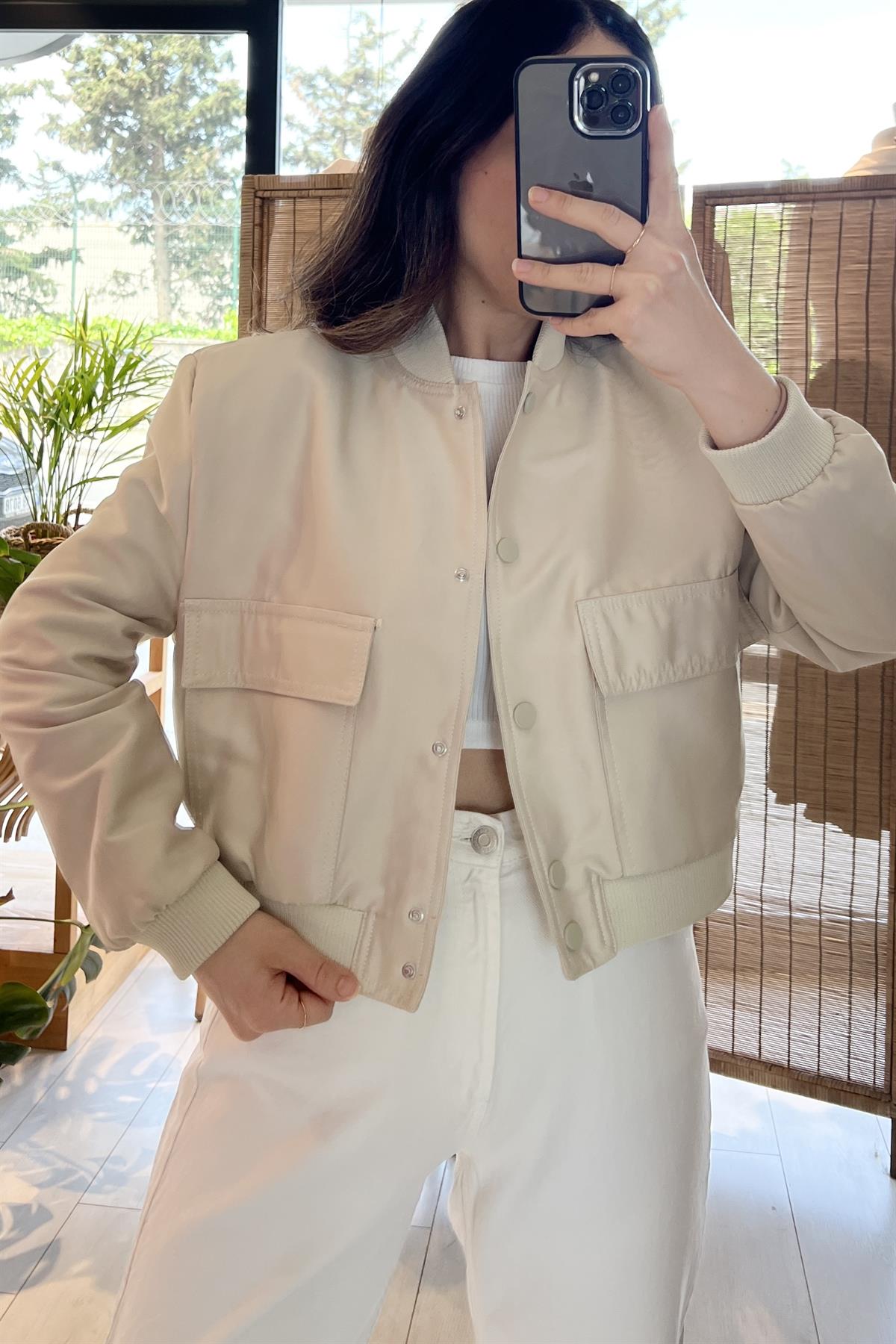 Taş Rengi Kapak Cepli Bomber Ceket uygun fiyatlarda www.butikhola.com adresinde