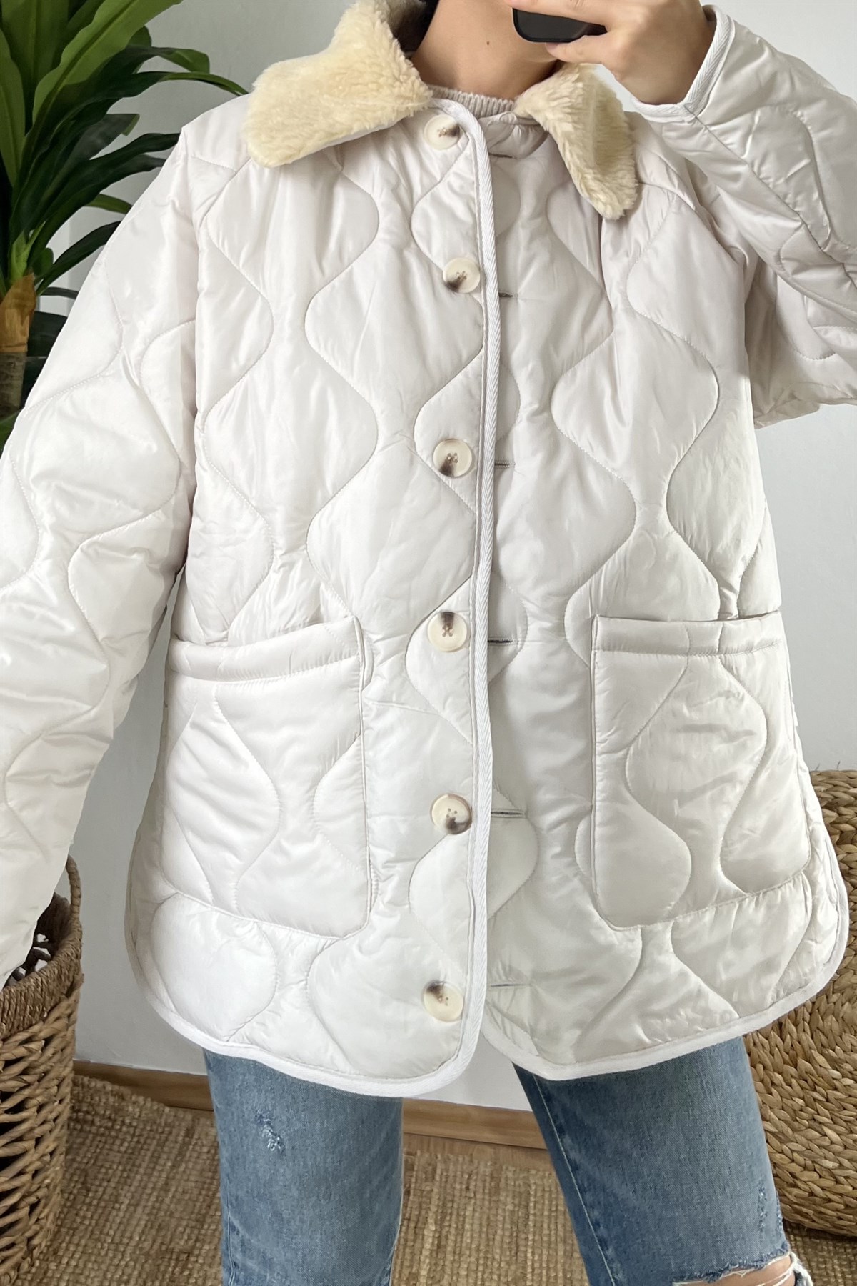 Taş Rengi Yakası Peluşlu Kapitone Mont uygun fiyatlarda www.butikhola.com adresinde