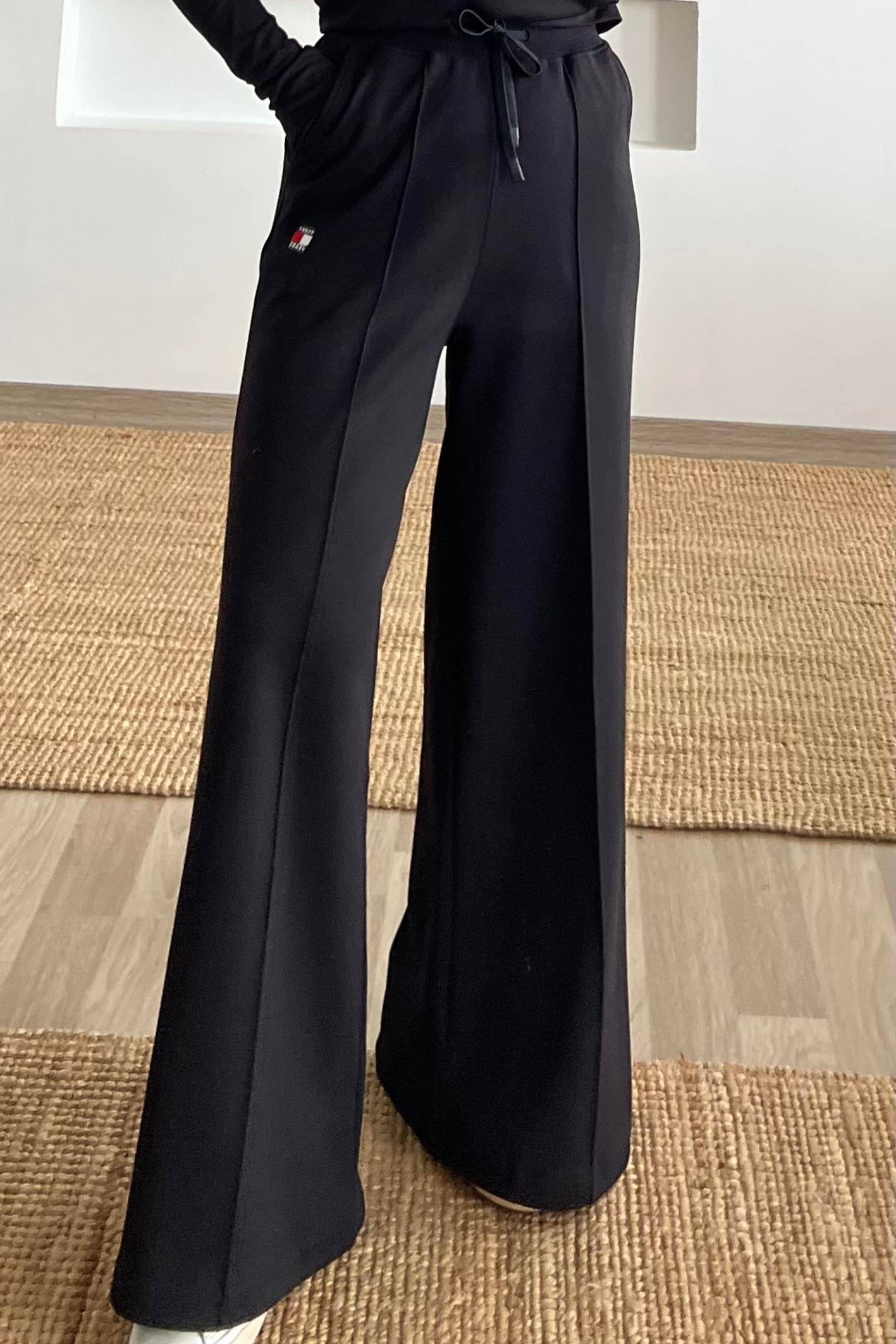 TH Siyah Logo Detaylı Bol Paça Eşofman Altı uygun fiyatlarda www.butikhola.com adresinde