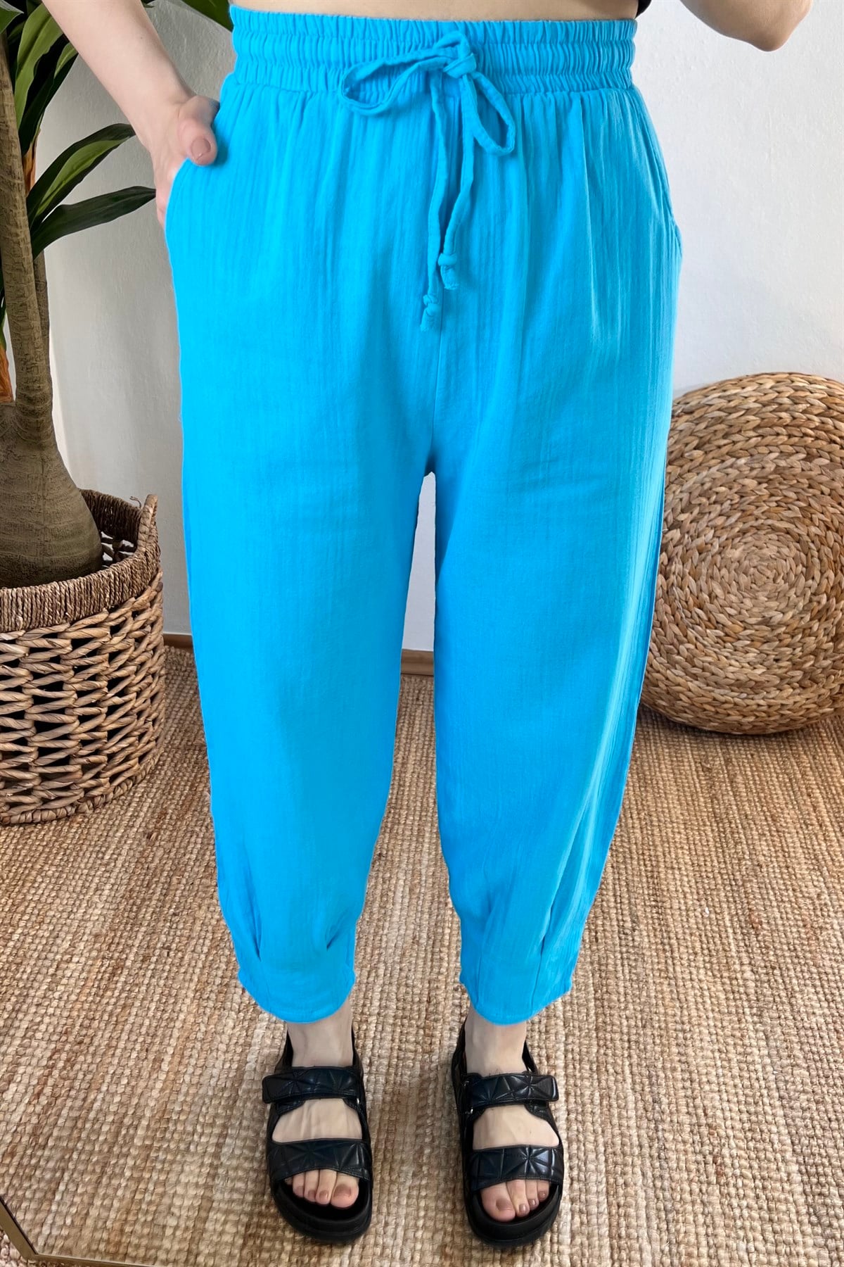 Turkuaz Beli Lastikli Paçası Pilili Keten Pantolon uygun fiyatlarda www.butikhola.com adresinde
