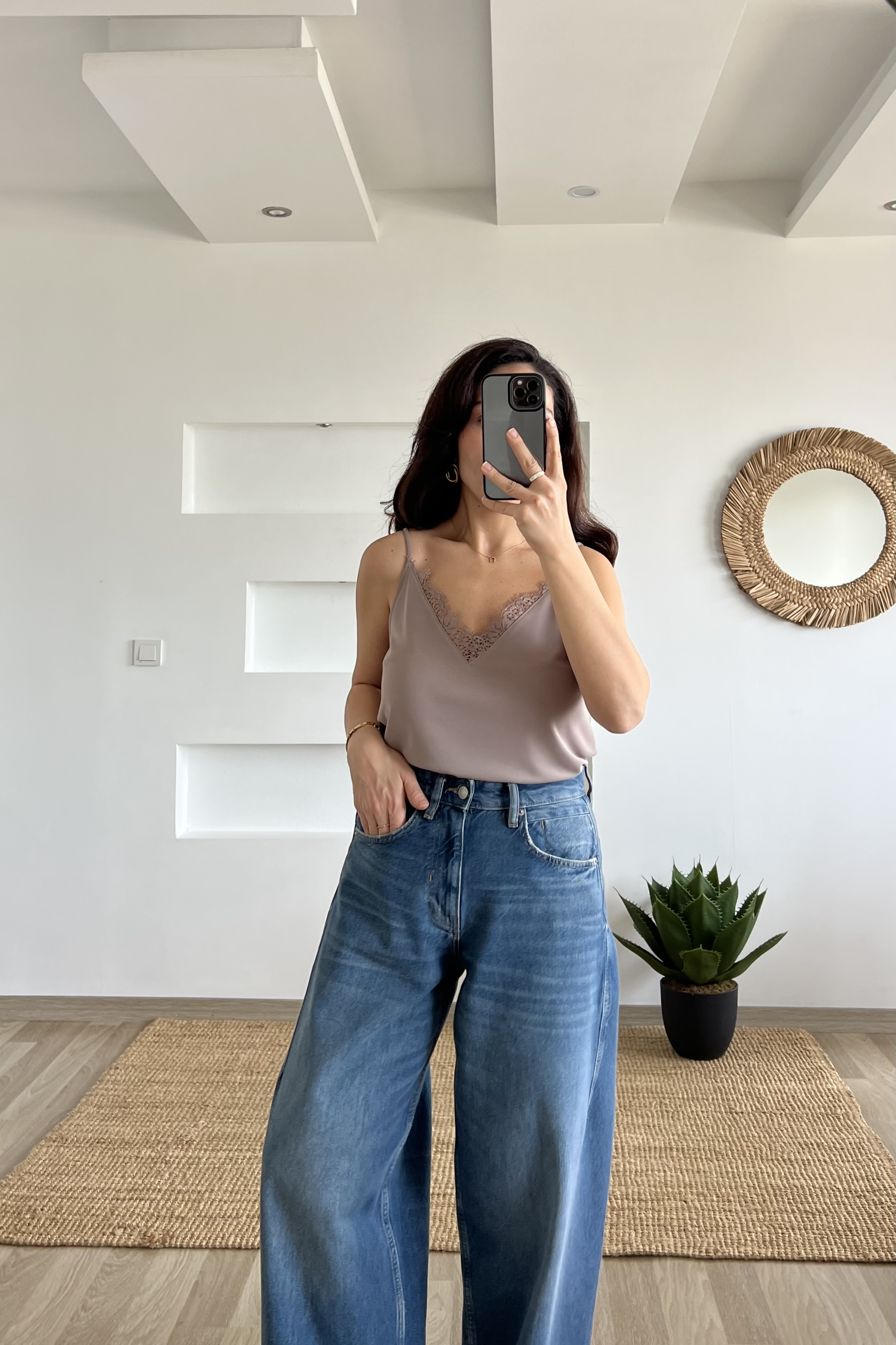 Vizon Dantel Detaylı Askılı Bluz uygun fiyatlarda www.butikhola.com adresinde