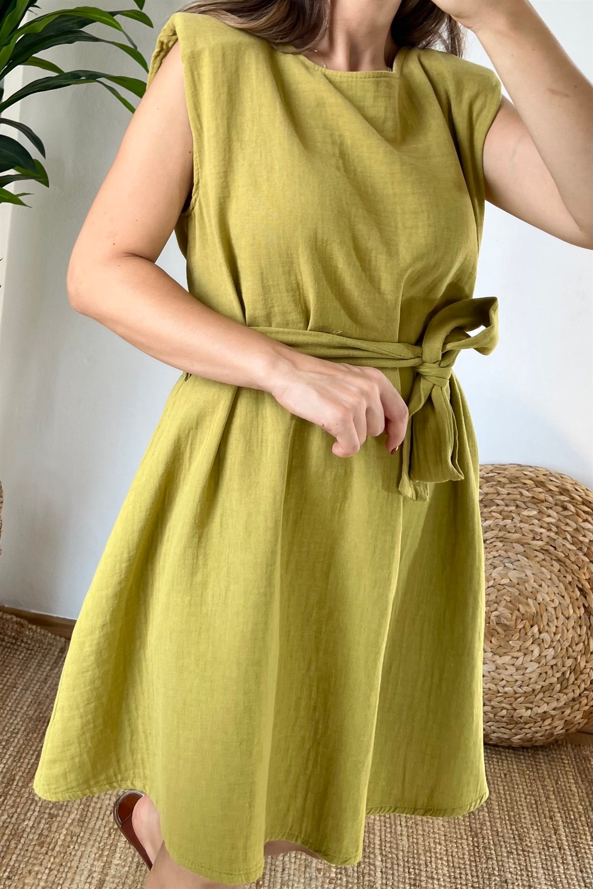 Yağ Yeşili Vatkalı Müslin Elbise uygun fiyatlarda www.butikhola.com adresinde