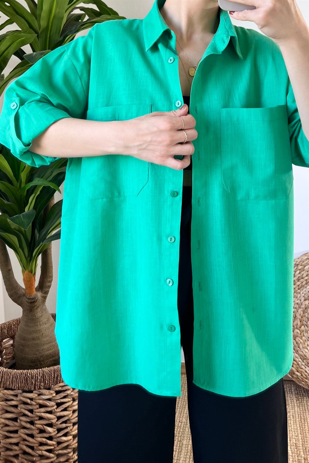 Yeşil Çift Cep Kol Katlama Detaylı Keten Gömlek uygun fiyatlarda www.butikhola.com adresinde