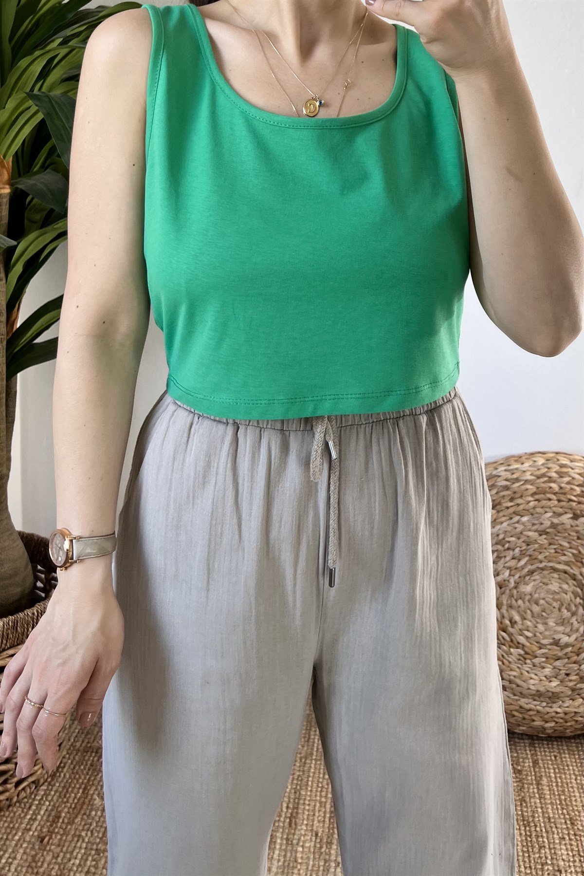 Yeşil Kolsuz Crop Tshirt uygun fiyatlarda www.butikhola.com adresinde