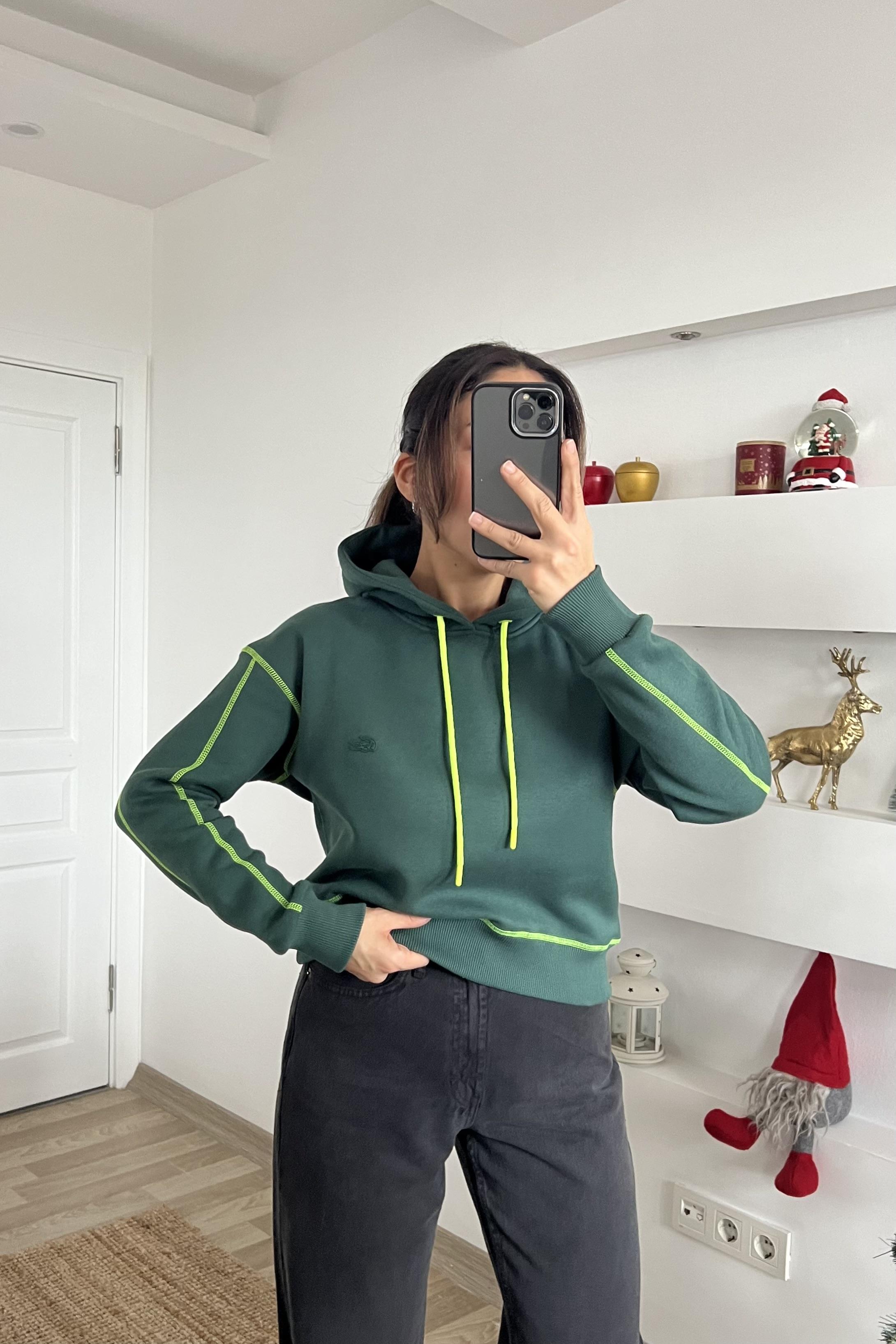 Yeşil Neon Dikiş Detaylı Kapüşonlu Sweatshirt uygun fiyatlarda www.butikhola.com adresinde