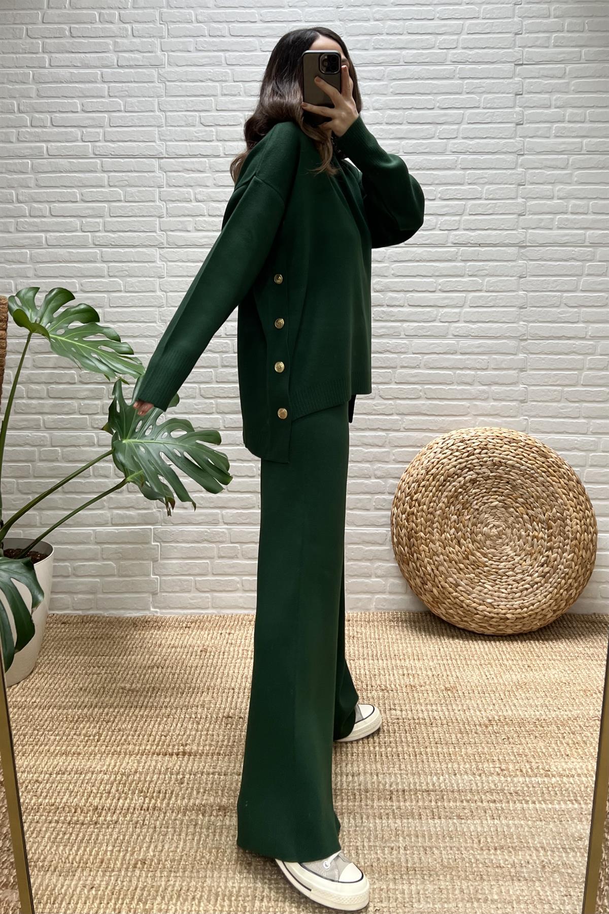 Zümrüt Yeşili Gold Düğme Detaylı Triko Takım uygun fiyatlarda www.butikhola.com adresinde