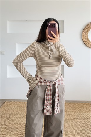 Bej Çizgili Düğmeli Dik Yaka Bluz uygun fiyatlarda www.butikhola.com adresinde