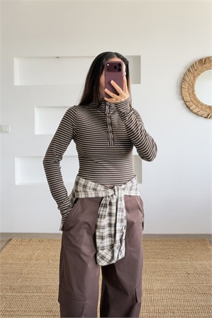 Kahverengi Çizgili Düğmeli Dik Yaka Bluz uygun fiyatlarda www.butikhola.com adresinde