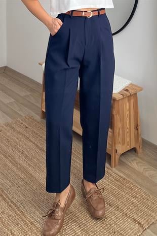 Lacivert Kemerli Pensli Havuç Pantolon uygun fiyatlarda www.butikhola.com adresinde