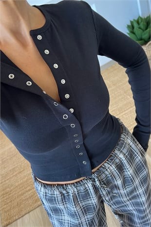 Siyah Çıtçıtlı Uzun Kollu Bluz uygun fiyatlarda www.butikhola.com adresinde