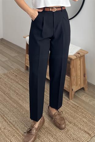 Sİyah Kemerli Pensli Havuç Pantolon uygun fiyatlarda www.butikhola.com adresinde